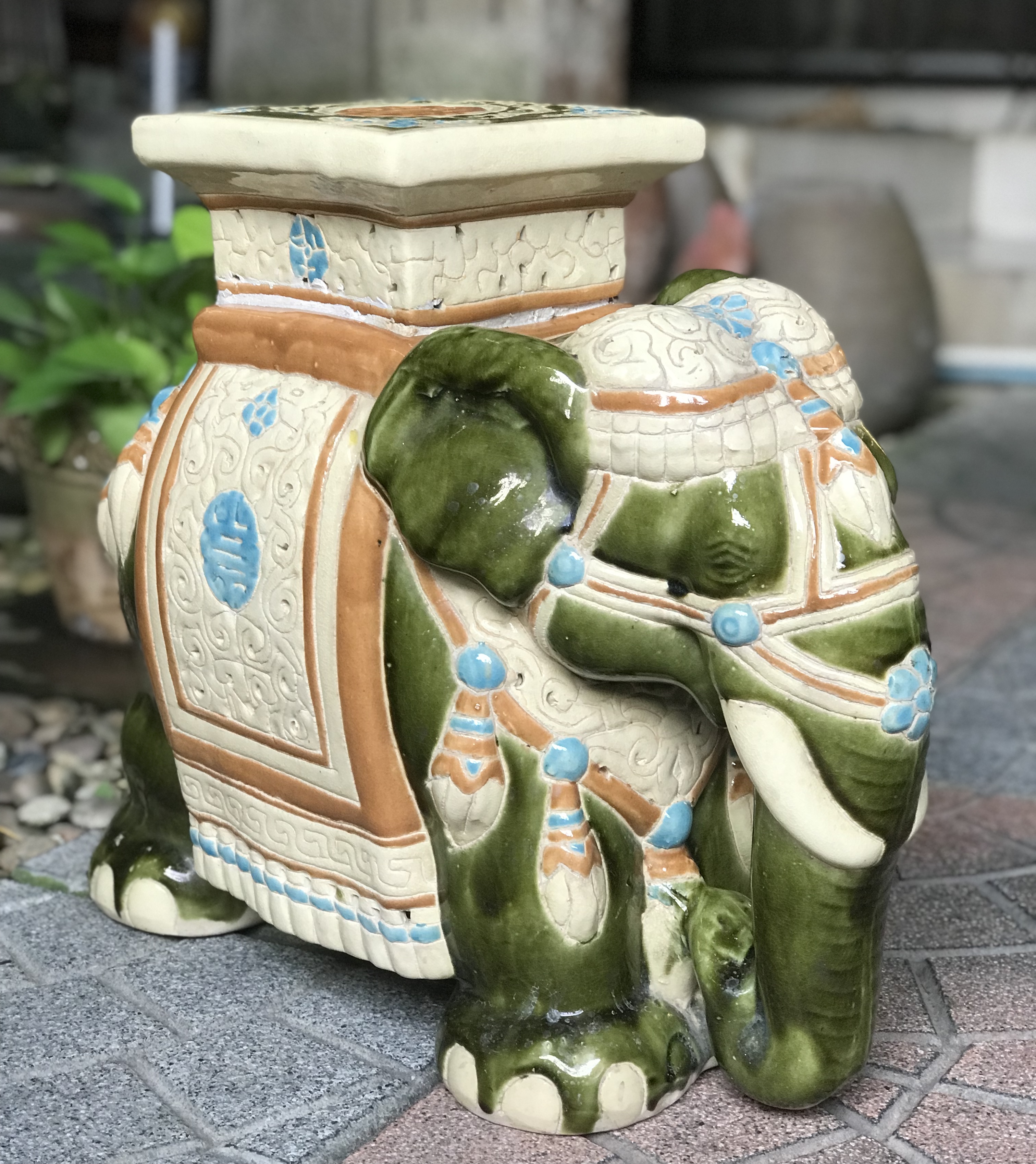 1 เชือก เก่ากว่า 40 ปี กี๋ช้าง กี๋วางกระถาง แจกัน รูปปั้นช้างทรงเครื่อง LARGE CERAMIC ELEPHANT PLANT STAND SIDE TABLE, 1980S