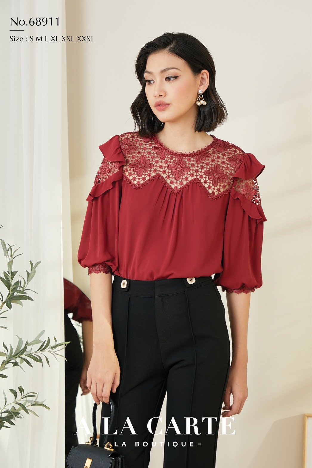 68911🌹A La Carte🦚เสื้อชีฟองสีพื้นแขนสั้น แต่งลูกไม้ช่วงอก ชีฟองเนื้อเนียนใส่สบายมีซับใน ช่วงอกแต่งเป็นลูกไม้เนื้อเงาทอสวย แต่งระบายที่อกและหัวไหล่ ทรงแขนสั้นปิดศอก เรียบหรูดูแพง สีขาว S,M,3XL ดำ S แดง S,M,2XL
