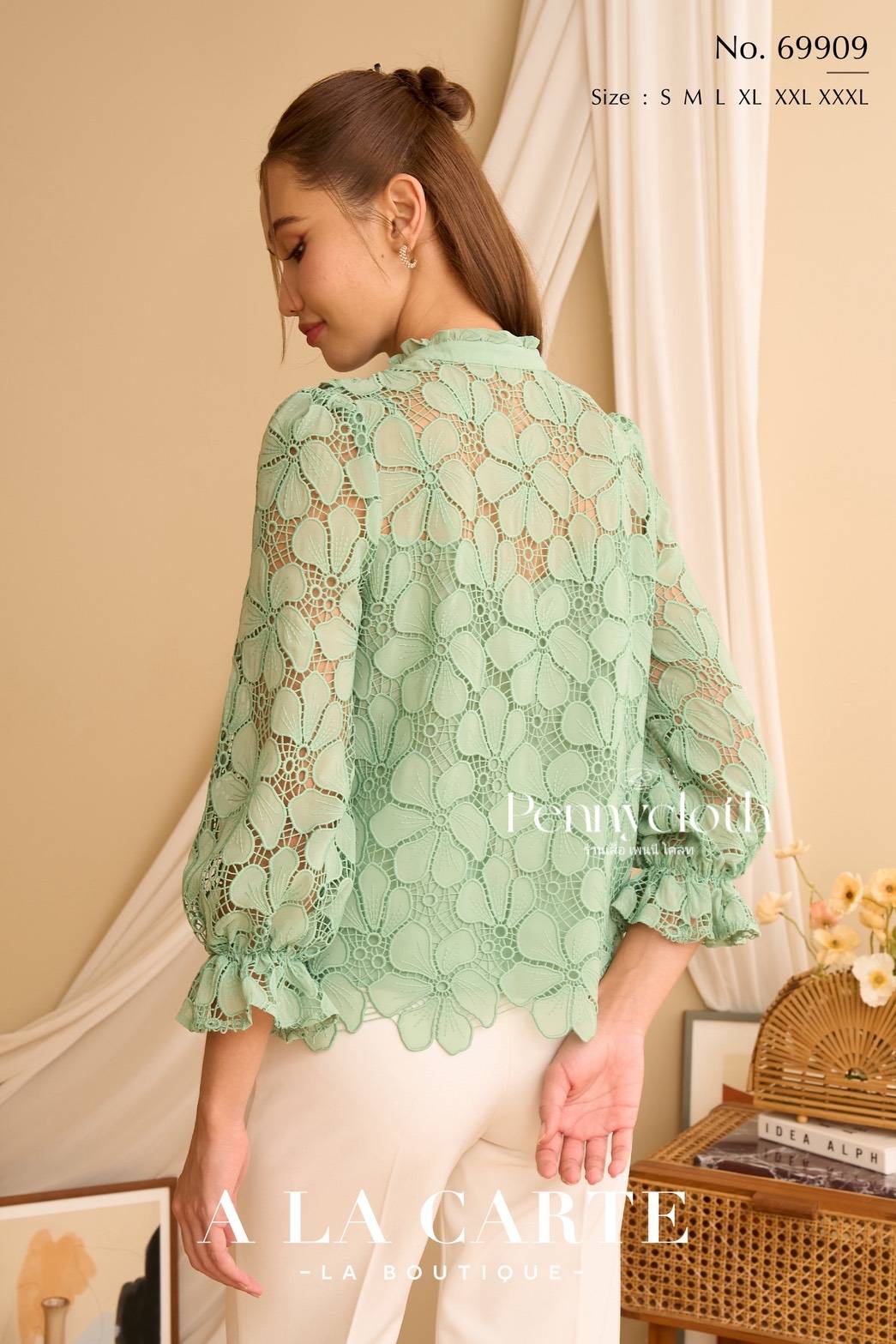 A La Carte เสื้อลูกไม้รุ่นใหม่ งานปักฉลุเซาะ ผ้าชีฟอง คอกลม แขน 4 ส่วน รหัส 69909