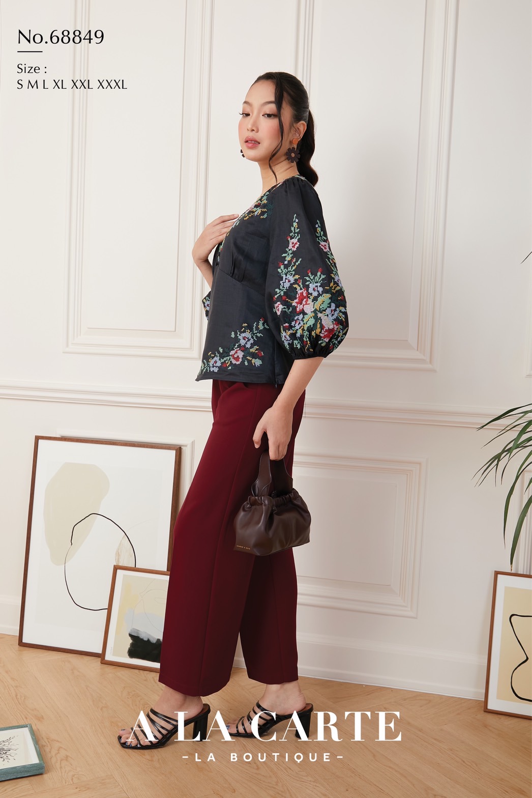 68849 💐A La Carte💐เสื้อลินินแขน 3 ส่วน เนื้อผ้าบางใส่สบาย ซับในผ้าคอตตอน งานปักลายครอสติส ตัดต่อช่วงบ่าด้านหน้า ทรงเสื้อตัดต่อคัทวี ดูเพรียว🦋 สีดำ 2XL