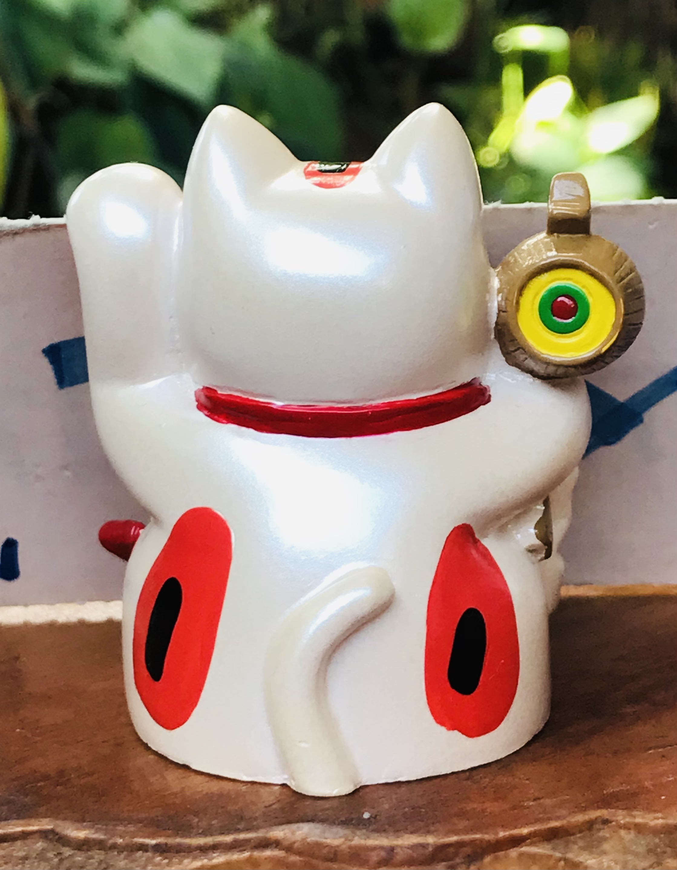 แมวกวักนำโชค Maneki Neko (招き猫) แมวกวักถือฆ้อน หมายถึงความมั่งคั่ง ขนาดกว้าง 5.5 ซม สูง 6.5 ซม ความหมายที่แท้จริงของตุ๊กตาแมวกวักญี่ปุ่น ทั้งหมดทั้งมวลก็คือ เครื่องรางแห่งความโชคดี