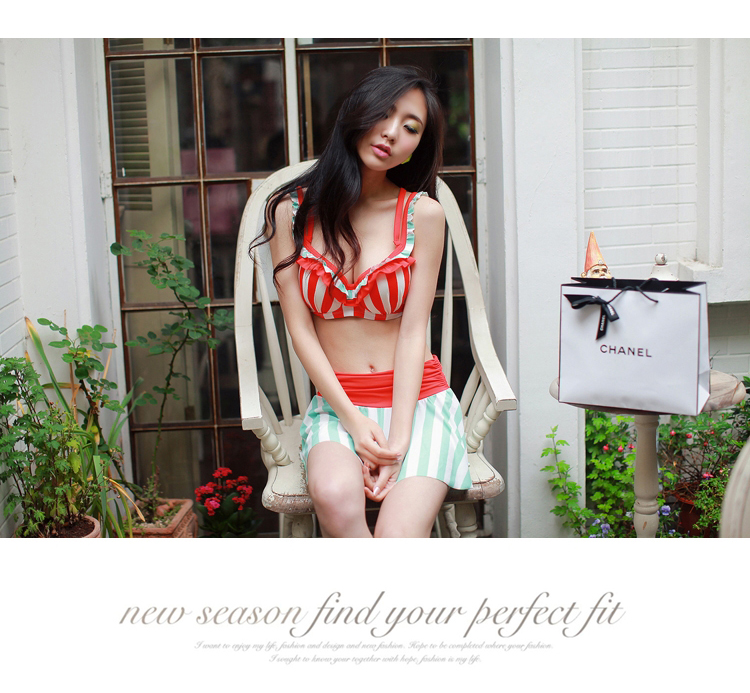 ***พรีออเดอร์***บิกินี่ชุดว่ายน้ำวันทูพีซ two-pieces แบบกระโปรง ช่วงบราแต่งระบายสีแดงสลับเขียว สวยหวานกระโปรงตัดขอบด้วยสีแดง เล่นดีเทลสายด้านหลังตัดกันดู sexy สดใสน่ารักรับลมทะเล สวยเหมือนแบบค่ะ