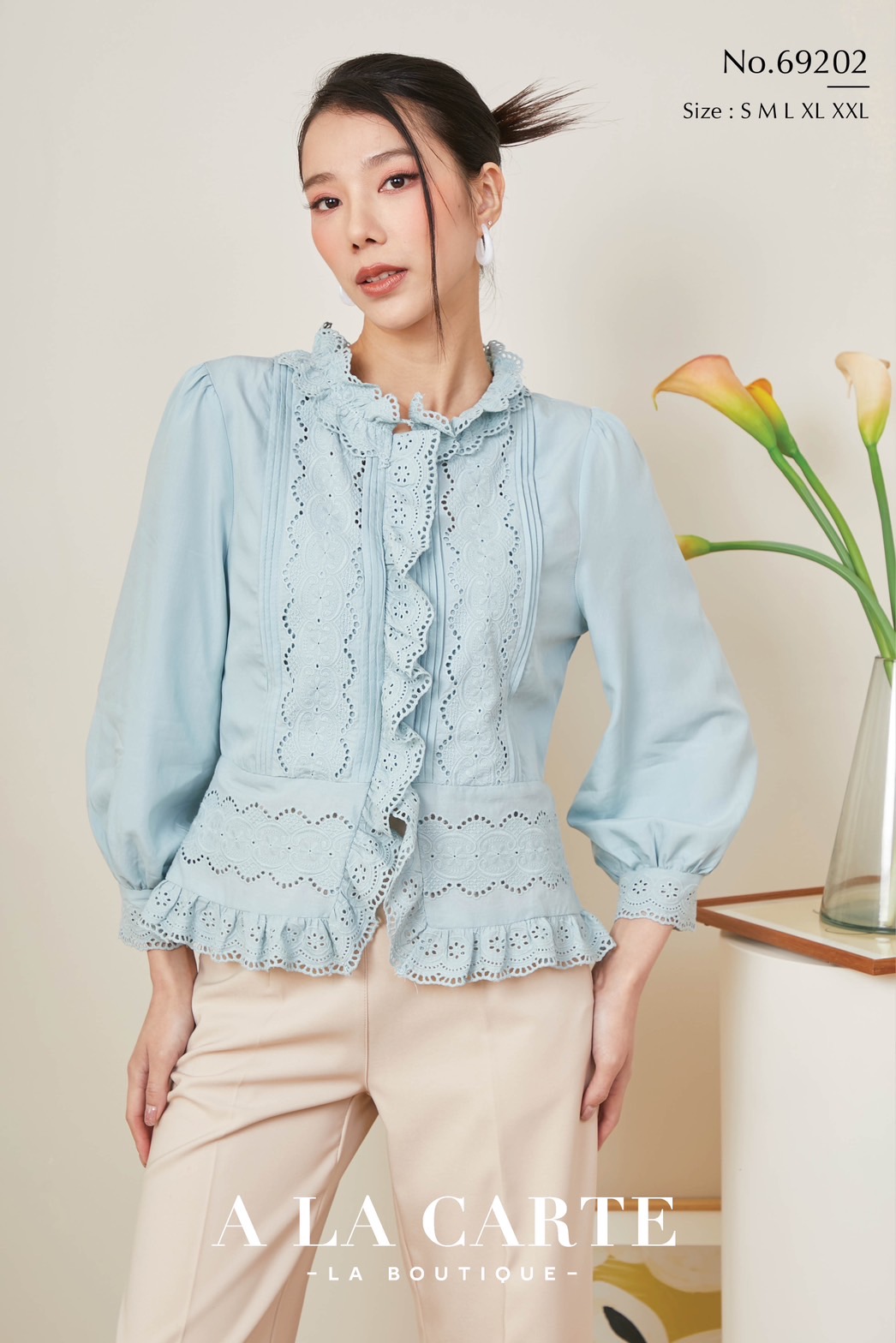 69202🦋A la carte🌼เสื้อคอตตอนซิลค์ เนื้อผ้าเย็นใส่สบาย ตัดต่อแต่งลูกไม้ทอฉลุและตีเกล็ดด้านข้าง กระดุมหน้าชายเสื้อแต่งลูกไม้และระบาย ใส่แล้วดูเพรียว สีขาว M,2XL สีฟ้า M สีเขียว S-L