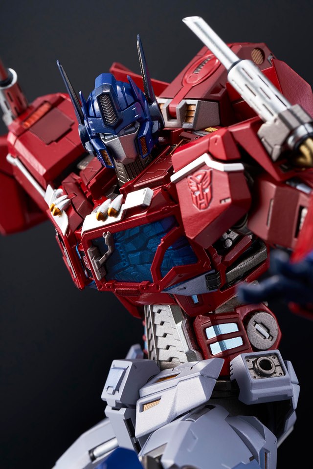"Pre-Order" Kuro Kara Kuri Optimus Prime