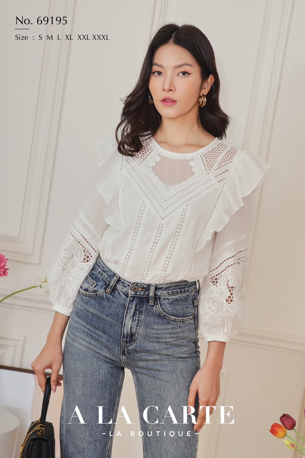 69195🦋A la carte🦋เสื้อคอตตอนแขน 4 ส่วน กึ่งซิลค์ เห็นใยธรรมชาติ งานปักฉลุลงบนผ้าตาข่ายและทอลูกไม้วี แต่งทริมกลางตัว งานปักแขน มีซับใน🌸สีขาว 3XL ม่วง S,2XL,3XL เขียว S,L-3XL