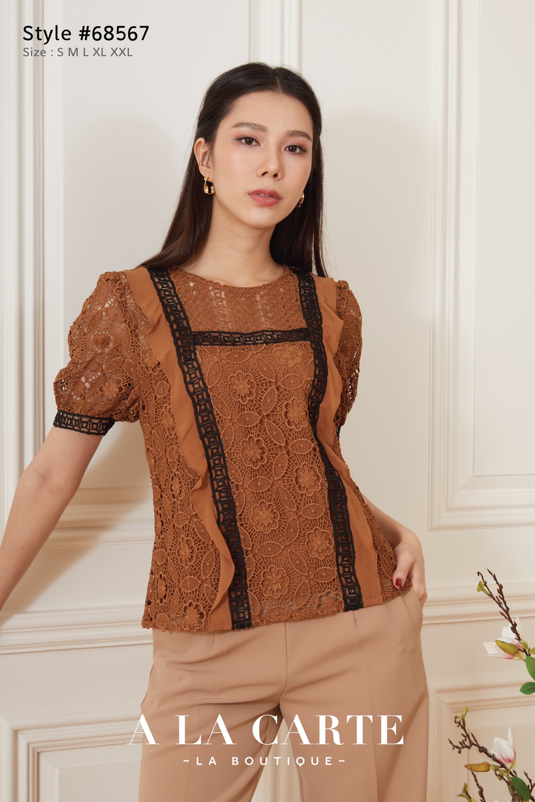 68567 เสื้อลูกไม้แขนสั้น A La Carte ลายดอกผสมกราฟฟิค ผ้าลูกไม้ใส่สบาย ตัดต่อแทรกทริมลูกไม้สีดำ มีระบายชีฟองด้านข้าง มีซับใน สีแดง L สีเทา M,3XL สีน้ำตาล M-L