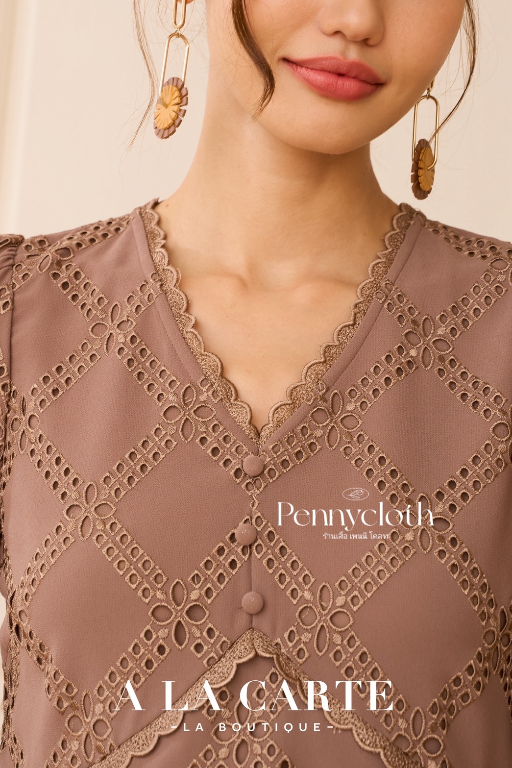 A La Carte รหัส 69834 เสื้อลูกไม้ชีฟอง งานปัก คอวี แขนสั้นแฟร์ สีดำ สีขาว สีโอวัลติน สีส้ม ( ขนาดเอวน้อยกว่าอก 2")