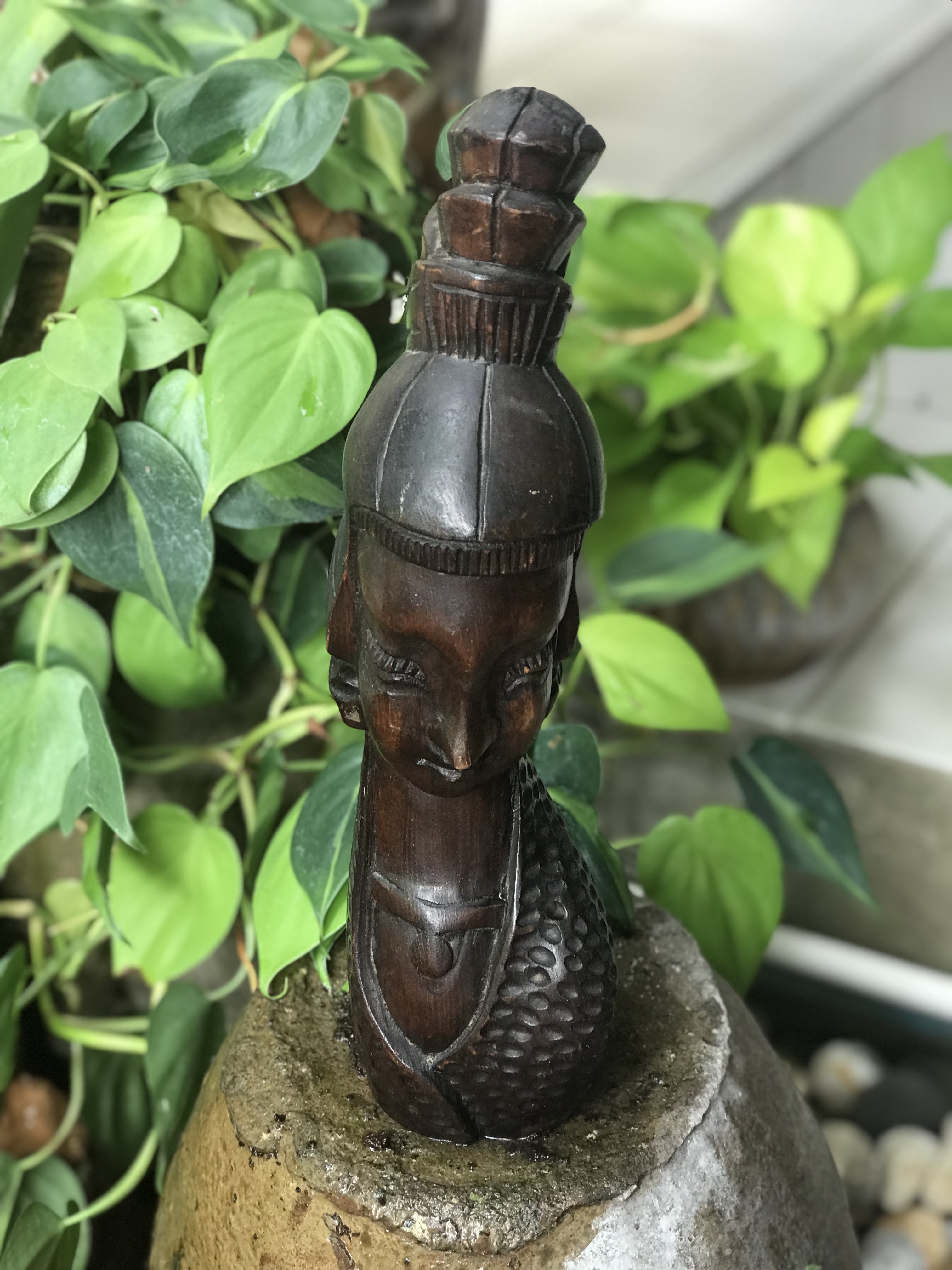 ไม้สักแกะสลักหน้าผู้หญิง ตั้งโชว์ ตกแต่งบ้าน แต่งร้าน ตามสไตล์ของคุณ ขนาดกว้าง 10 ซม สูง 32 ซม