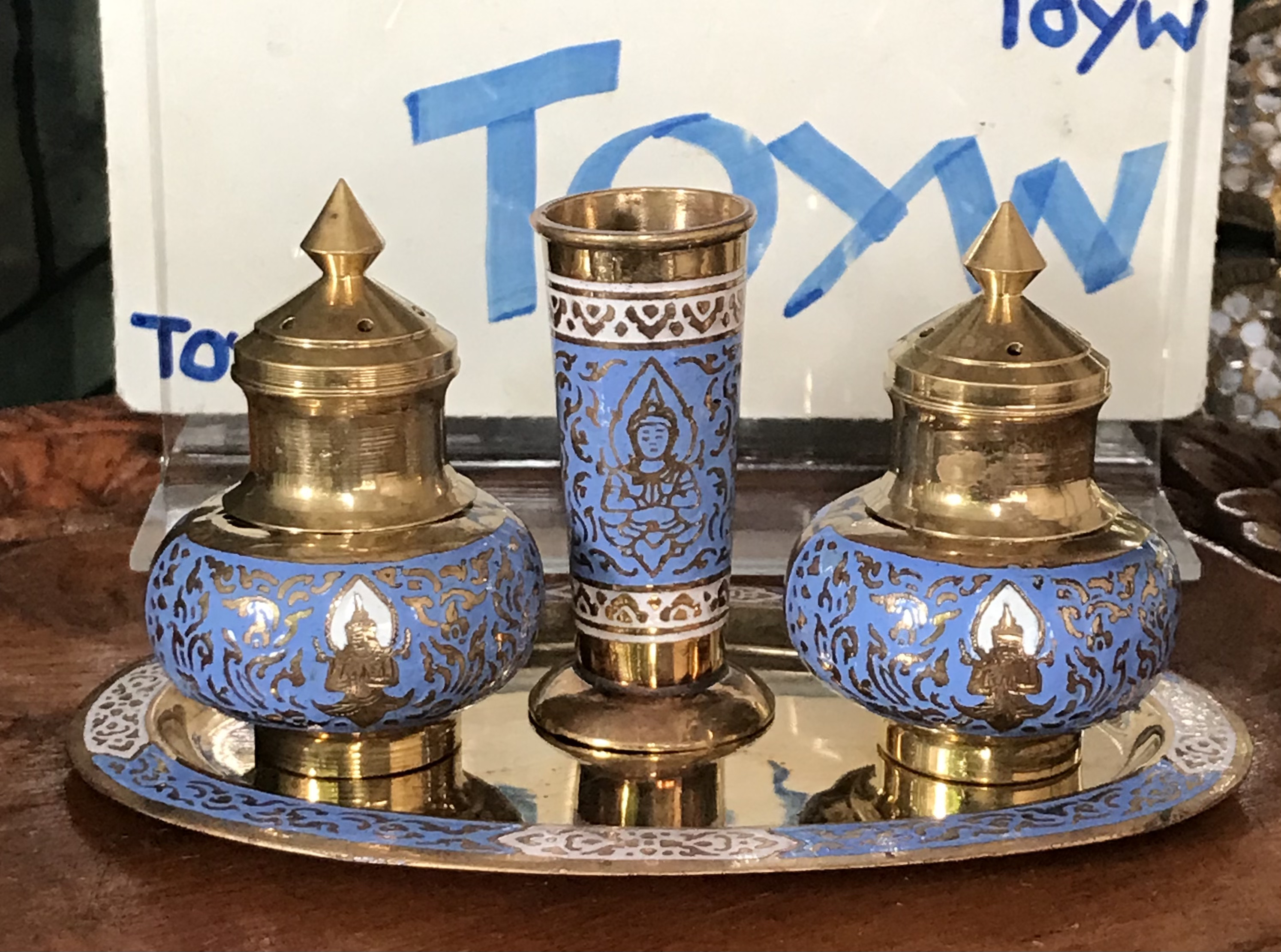 เริ่มต้น 690 บาท ของเก่า ชุดเครื่องปรุงทองเหลืองลงยา ขวดเกลือ ขวดพริกไทย ที่ใส่ไม้จิ้มฟัน พร้อมถาดรอง ลายเทพพนม ลายนางฟ้า