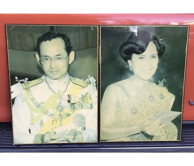 ภาพเก่าอายุหลายสิบปี📌📌 พระบรมฉายาลักษณ์ ในหลวงรัชกาลที่ 9 และสมเด็จพระราชินี ภาพเก่าในกรอบวิทยาศาสตร์ ขนาดกว้าง 15 นิ้ว สูง 20.5 นิ้ว ราคาคู่ละ 700 บาท