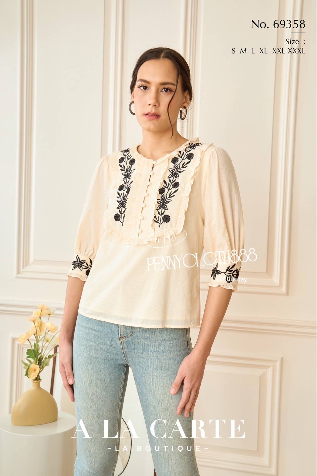 69358 เสื้อ Alacarte ผ้าคอตตอนมีเท็กเจอร์ลายตาราง งานปักด้ายสีดำช่วง อก และขอบแขน มีซับในเย็บติด BY PENNY CLOTH 888