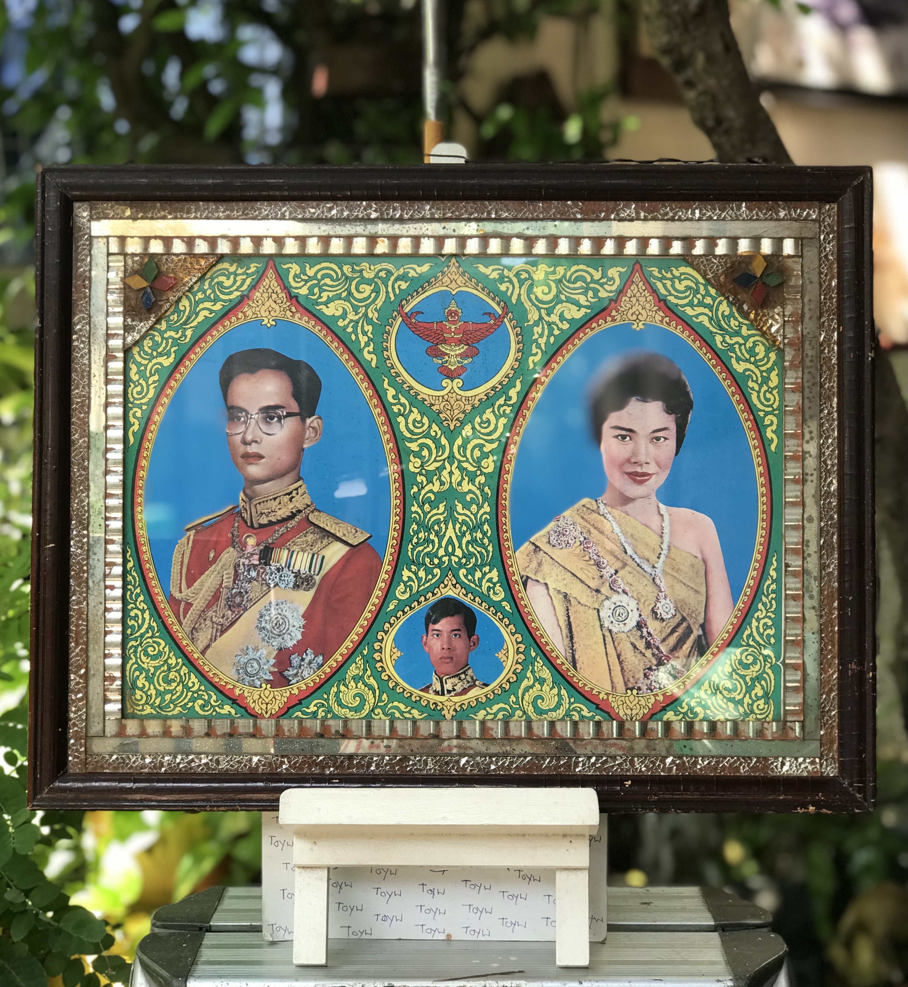 กรอบละ 1,890 บาท กรอบรูปในหลวงรัชกาลที่ 9 สมเด็จพระราชินี และสมเด็จพระบรมโอรสาธิราช-พระบรมวงศานุวงศ์ ในกรอบไม้แป้งประดับกระจก ภาพเก่าควรค่าแก่การเคารพบูชา และเก็บสะสม