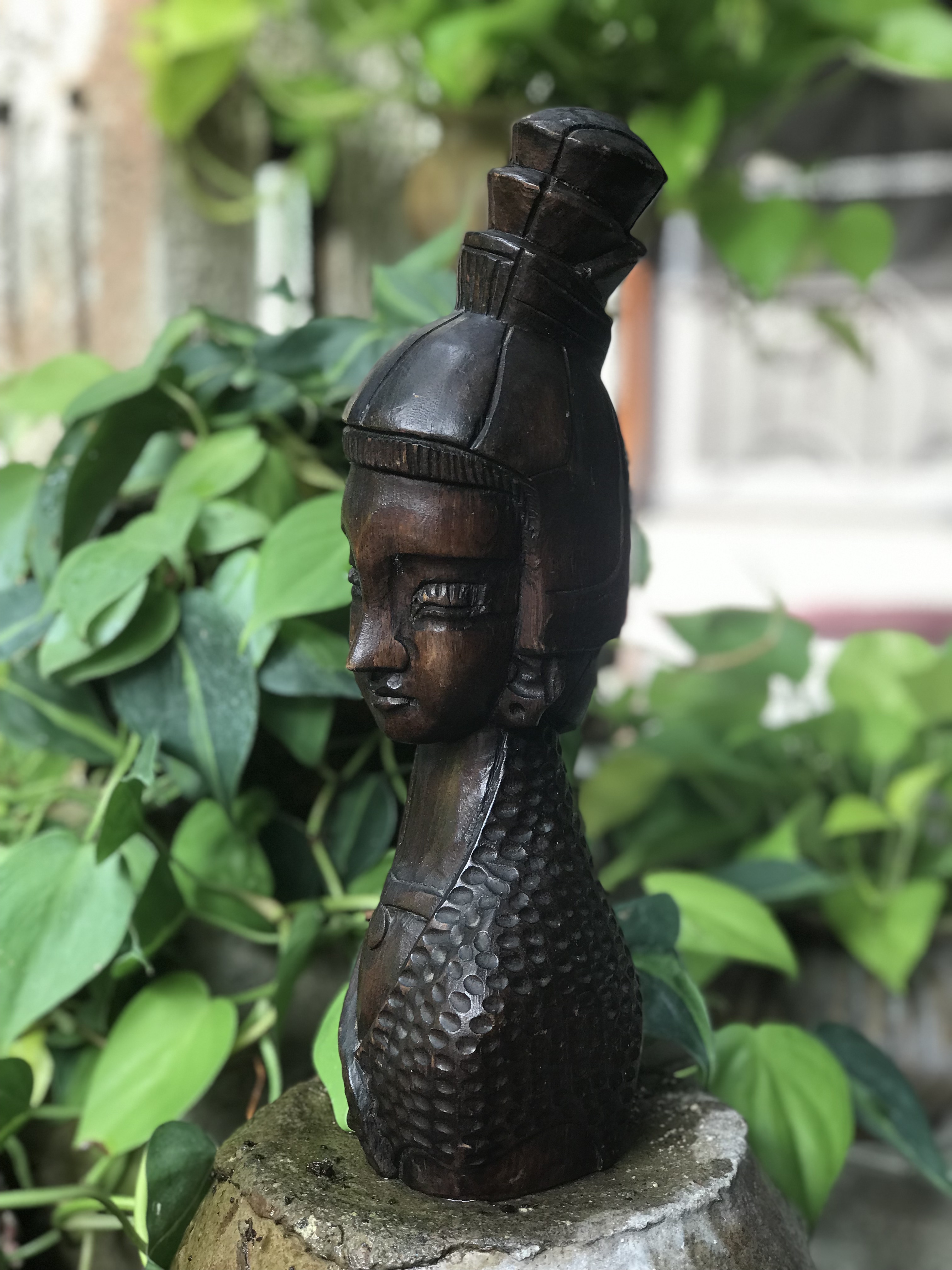 ไม้สักแกะสลักหน้าผู้หญิง ตั้งโชว์ ตกแต่งบ้าน แต่งร้าน ตามสไตล์ของคุณ ขนาดกว้าง 10 ซม สูง 32 ซม