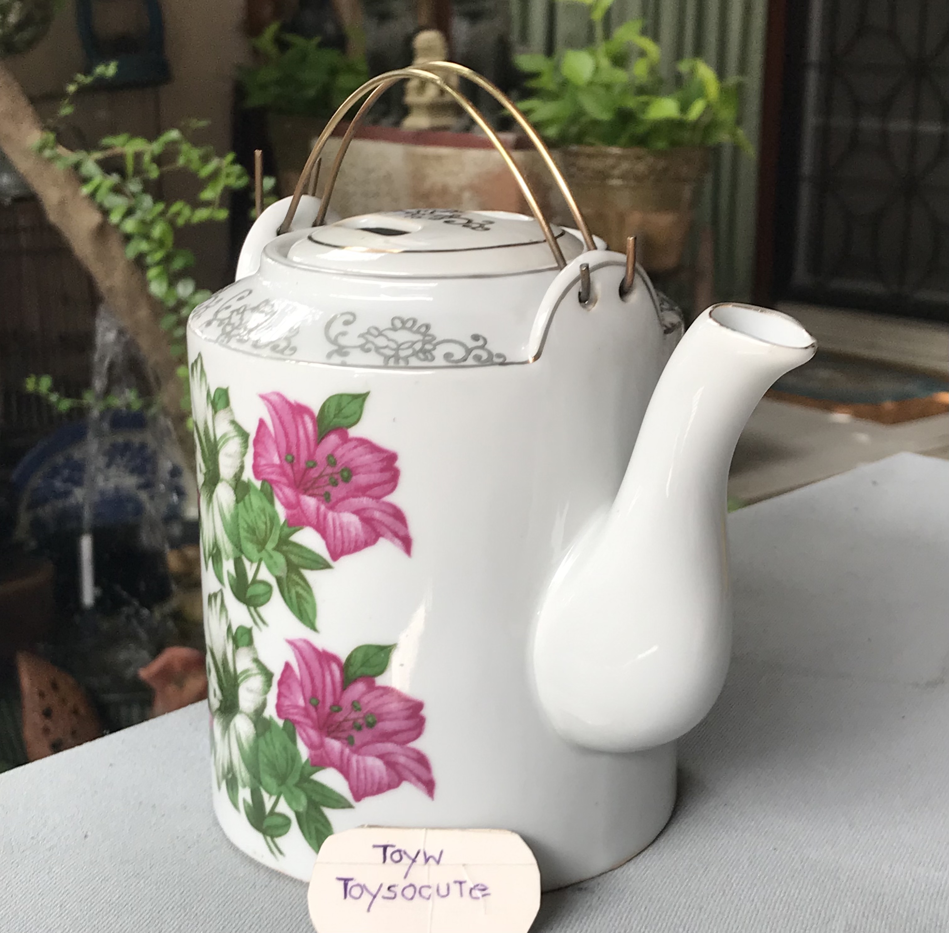 งานเก่า กาน้ำชาลายดอกผักบุ้ง ที่จับทองเหลือง ใบใหญ่ สวยสมบูรณ์ ขนาดกว้างถึงพรวยกา 7 นิ้ว สูง 6 นิ้ว