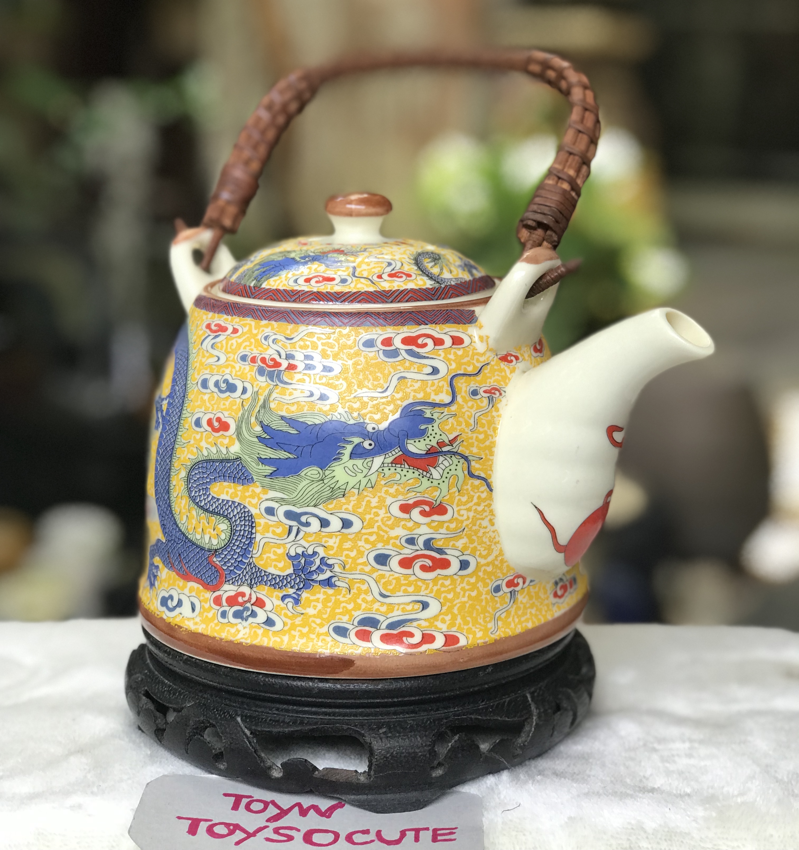 ￼Porcelain Tea Pot Set ไม่รวมกี๋ กาน้ำชาเนื้อกระเบื้องพร้อมจอก ลายมังกรห้าเล็บ สีเหลือง หูจับหวาย