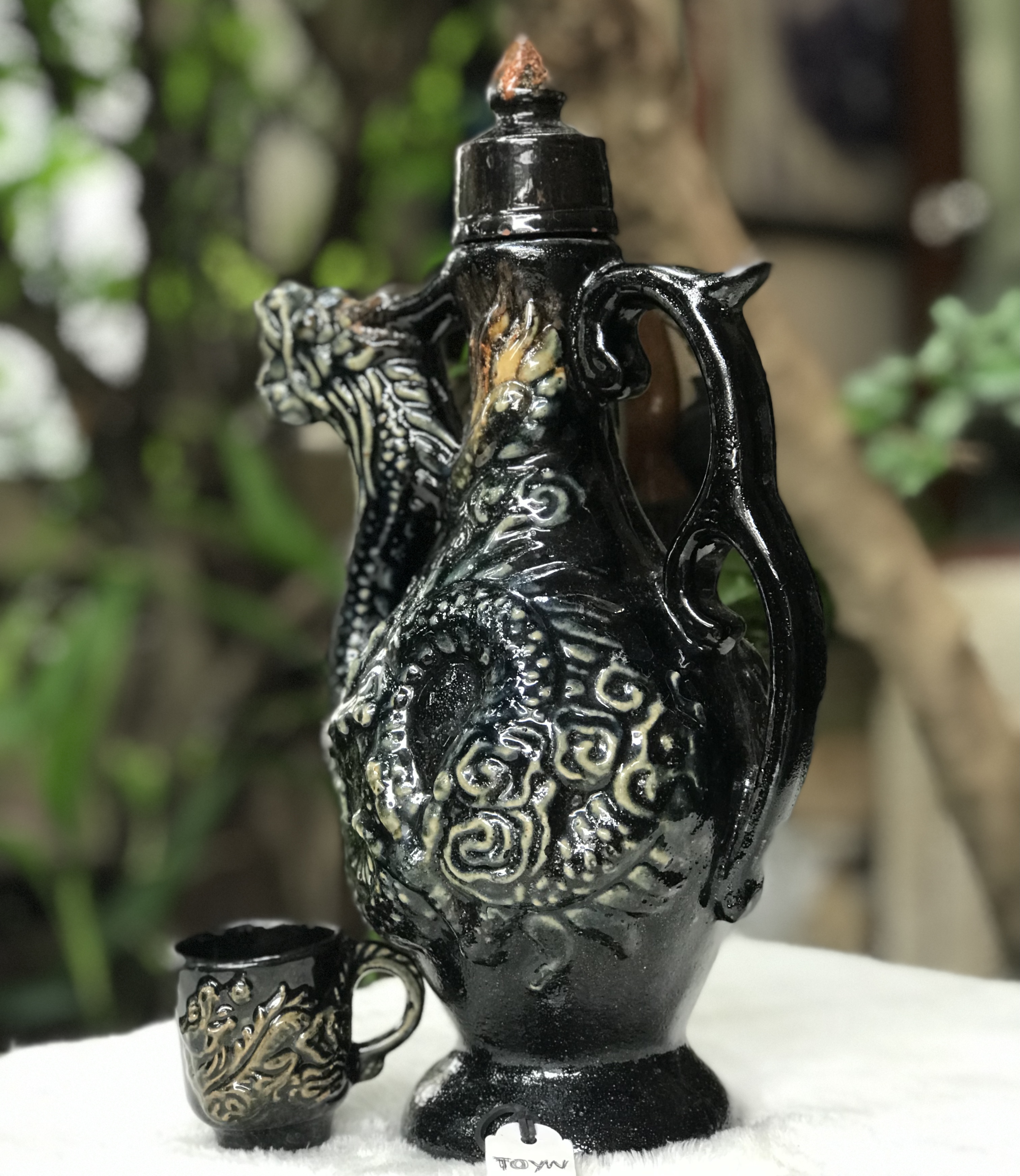 ขวดเหล้าจีนเปล่าพร้อมจอก Porcelain large chinese dragon ลายมังกรนูนต่ำ ดีไซน์รูปกาน้ำชา สวยๆเก๋ๆ สภาพสมบูรณ์ ไม่แตกไม่ร้าว ขนาดกว้าง 14 ซม สูง 28 ซม