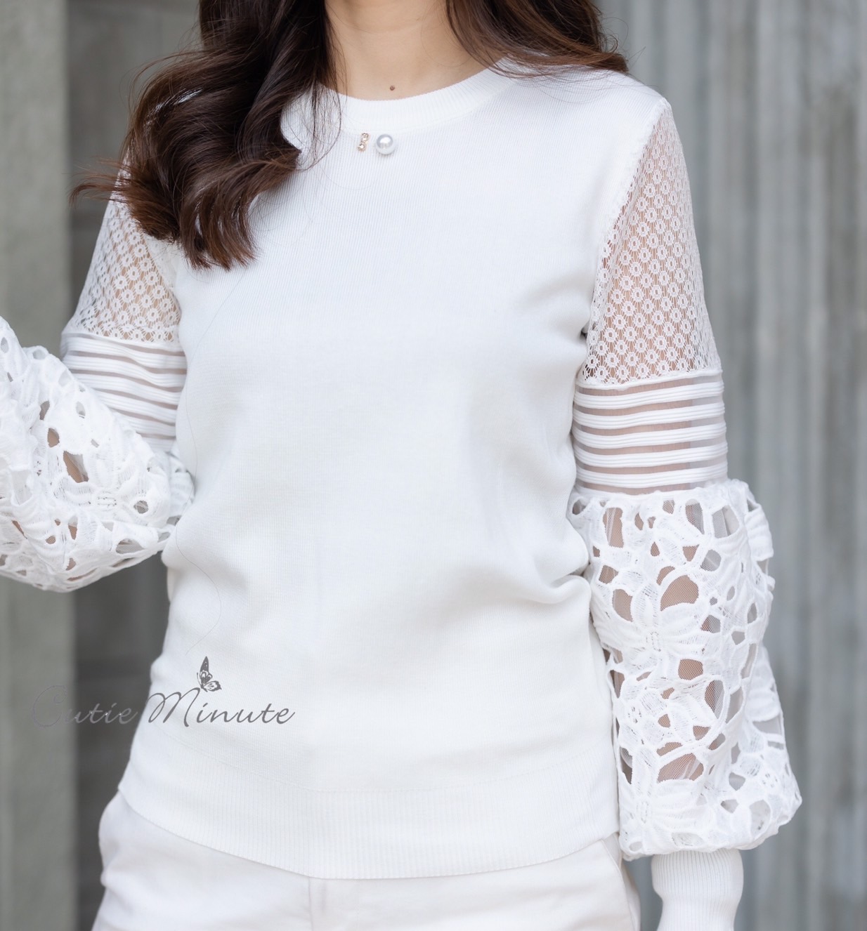 P8810🦋 เสื้อไหมพรมเกรดพรีเมียม เนื้อแน่นสวย แขนแต่งด้วยผ้าลูกไม้ลายผสมอย่างดี เสื้อไหมพรมสีพื้นเรียบง่าย อกฟรีไซซ์ เหมาะกับคุณลูกค้า 36-42" มี 4 สี ขาว ชมพู กรม