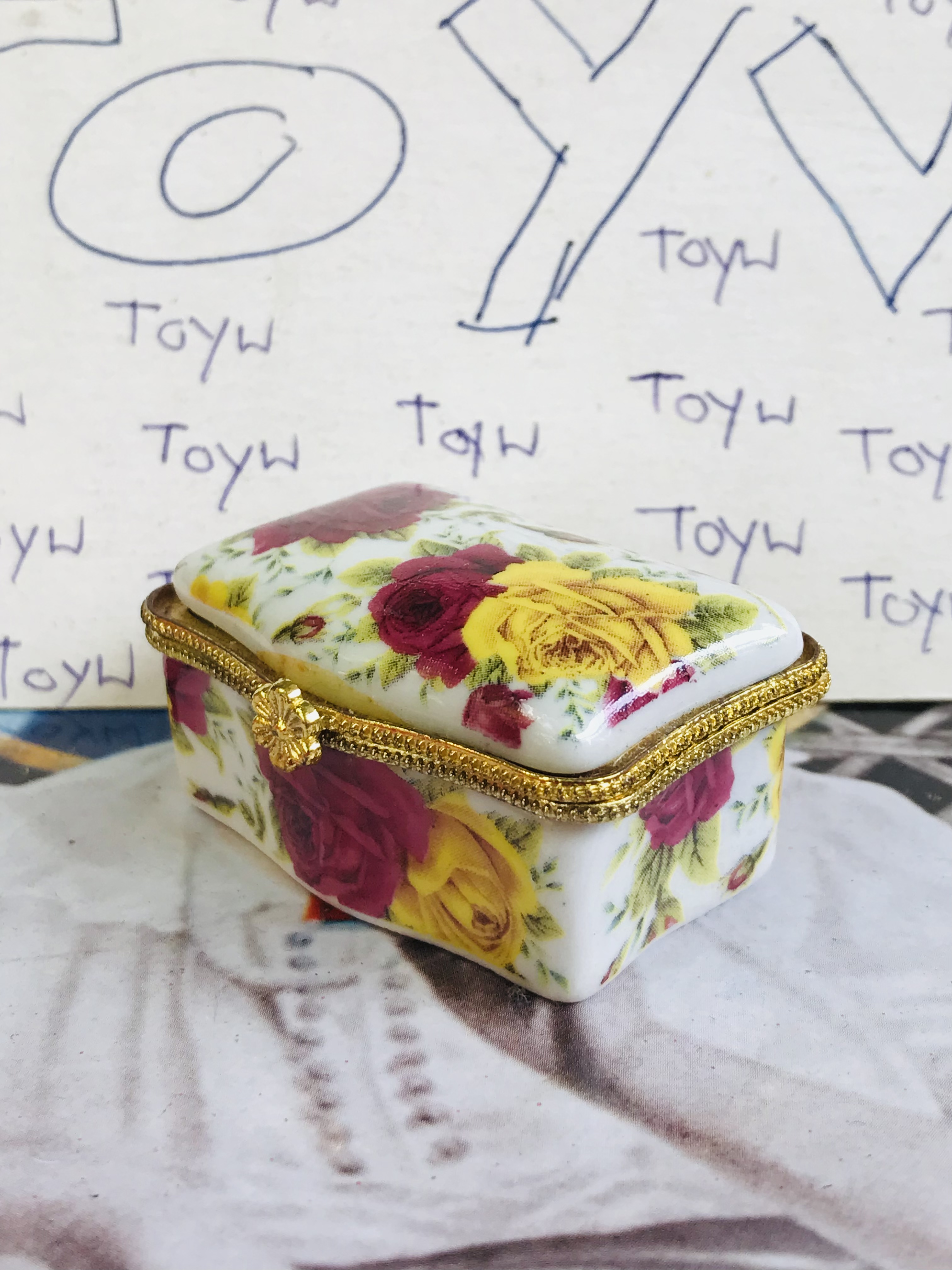 เริ่มต้น 120 บาท เก็บเก่า งานวินเทจตลับเซรามิค คละแบบคละลายคละขนาด ใส่ของใส่ยา ใ่ส่เครื่องประดับชิ้นเล็กๆ และของรักษ์อื่นๆ