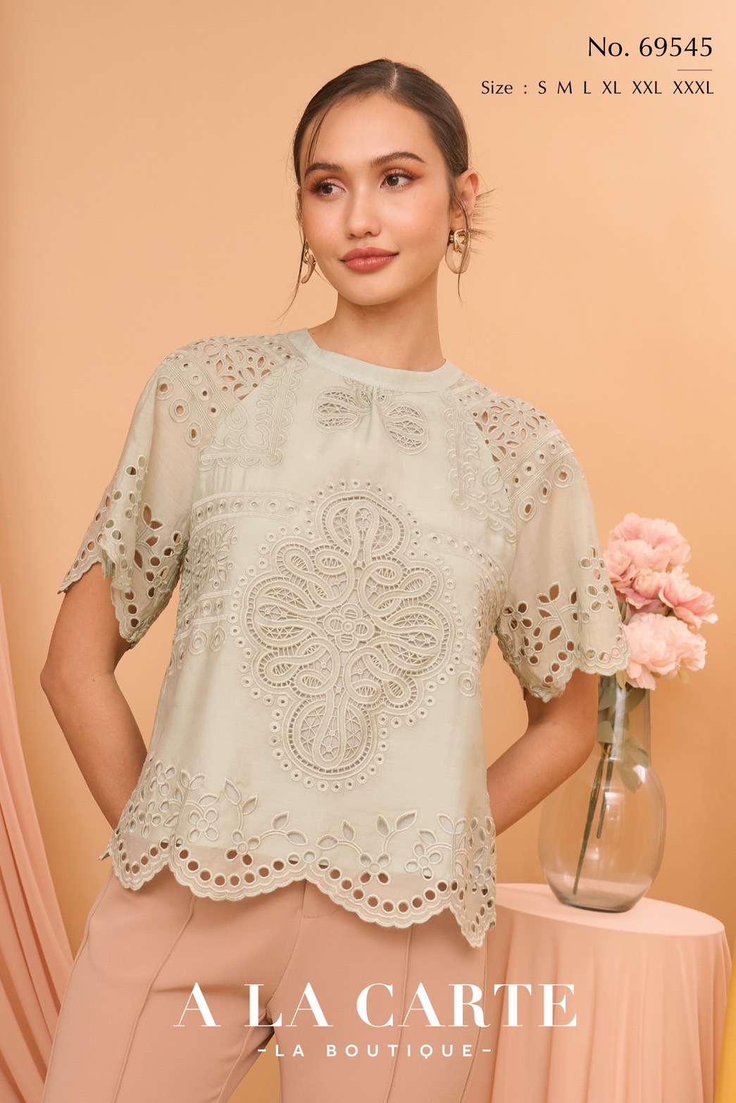 69545 เสื้อคอตตอนซิลค์ เนื้อนุ่มใส่สบาย งานเทคนิคปักเซาะ placement และทอผสมเนื้อลูกไม้ ทรงแขนสั้นวงแขนรักแล่น โชว์เชิงที่แขน มีซับใน ด้านหลังคอติดกระดุมเรียงกัน 3 เม็ด สีขาว ปูน เขียว