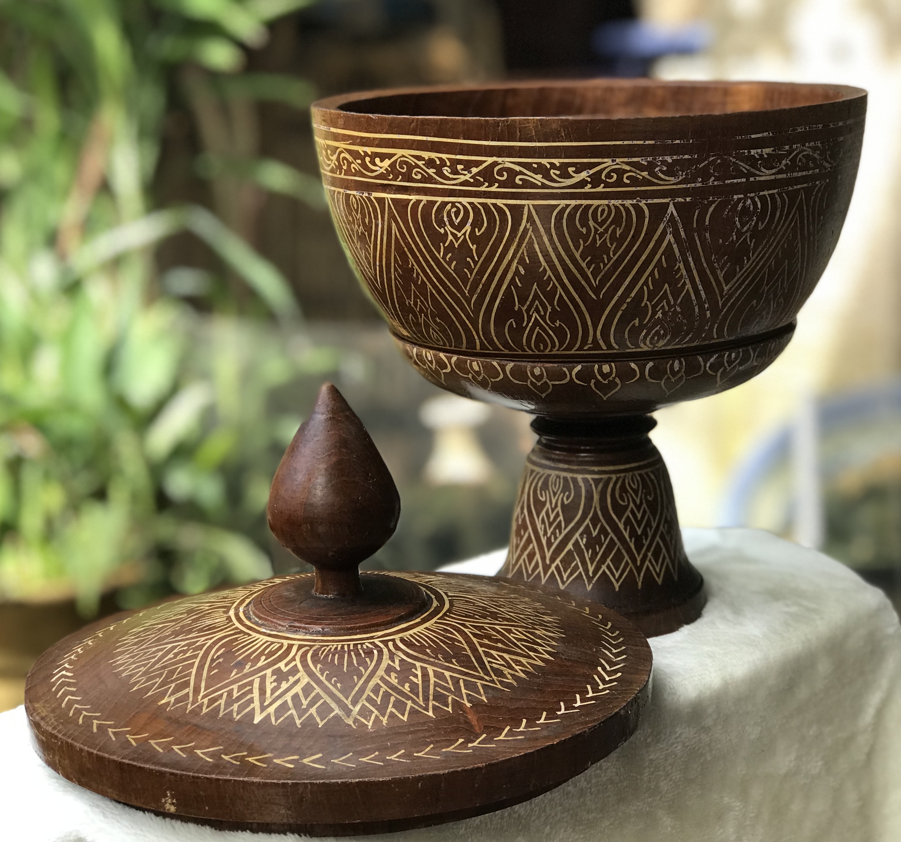 โถ/ขัน ฝาปิดพร้อมพานไม้สัก เขียนมือลายไทย งานเก่าสวยสมบูรณ์ Vintage teak wooden handicrafted Bowl