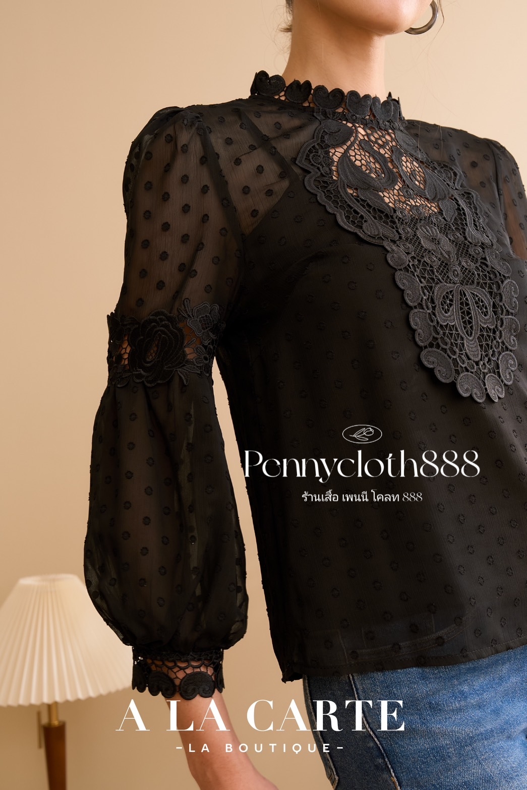 69638 เสื้อ Alacarte ชีฟองลายจุดในตัว คอกลม แต่งลูกไม้ช่วงอก มีซับใน แขน 3 ส่วนตัดต่อลูกไม้ สวยหรู