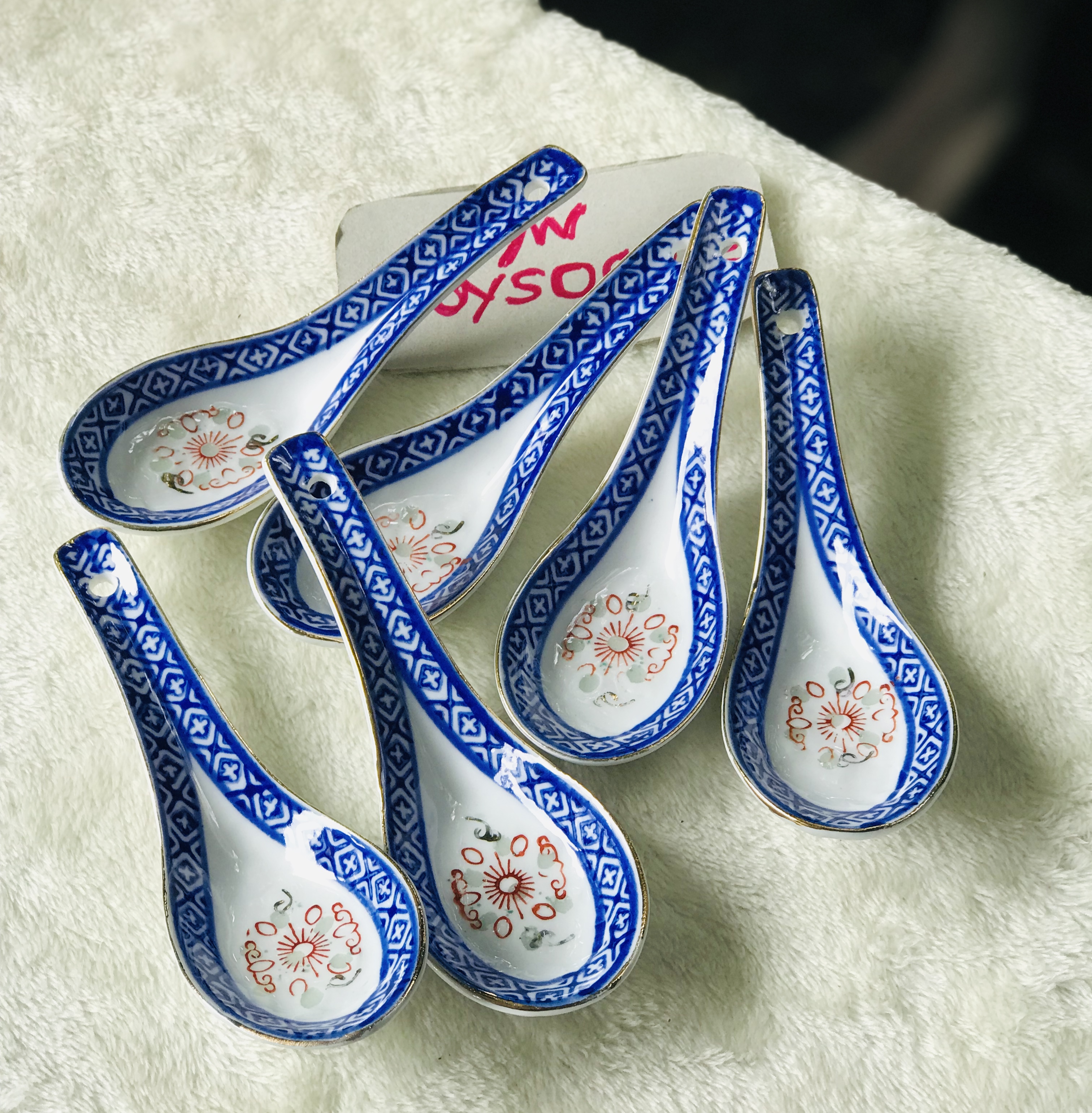 ￼เก่าเก็บ ชุด 6 คัน ช้อนกระเบื้องกังใส ลายเม็ดแตงแดง ขอบน้ำทองฉ่ำๆ