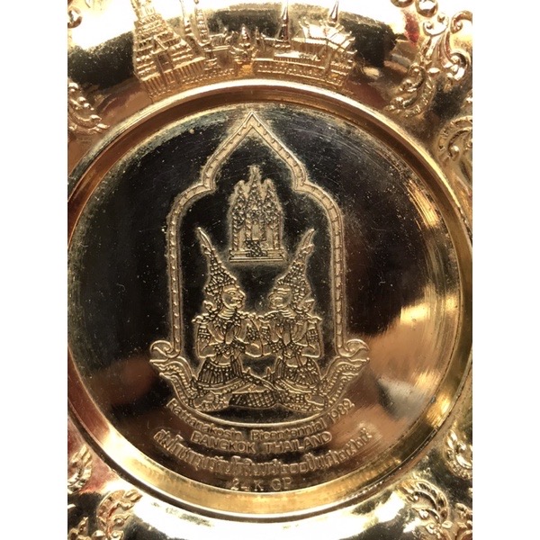 เริ่มต้น 990 บาท จานโชว์ Show Plate ที่ระลึก "สมโภชกรุงรัตนโกสินทร์ 200 ปี " ปี 2525 ขนาดกว้าง 5.5 นิ้ว สูง 5.5 นิ้ว 1.จานโชว์ Show Plate ที่ระลึก วัสดุโลหะชุบทอง 24K GP 2.จานโชว์ Show Plate ที่ระลึก วัสดุโลหะชุบทองแดง 3.จานโชว์ Show Plate ที่