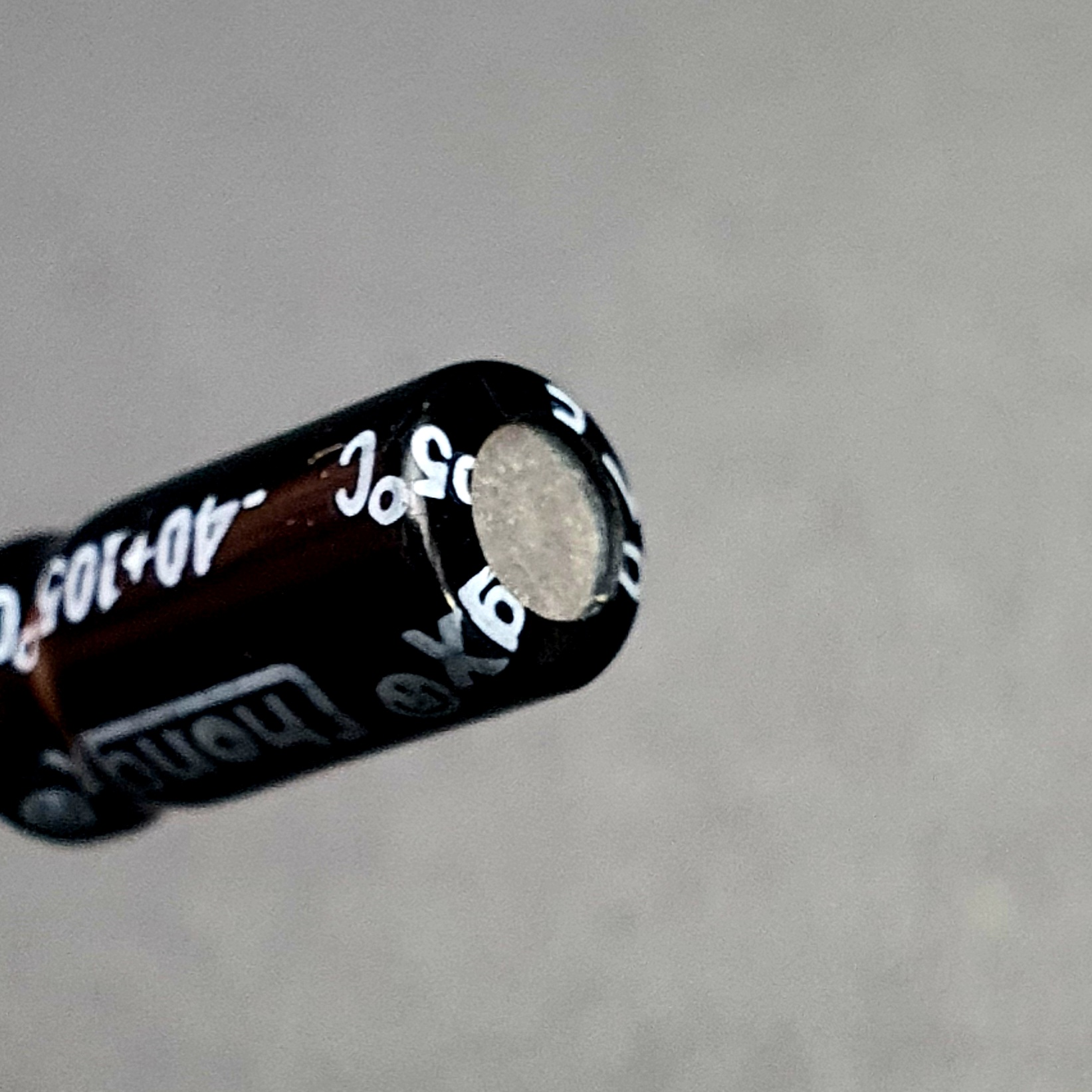 ตัวเก็บประจุ ตัวเก็บประจุแบบมีขั้ว Capacitor 4.7uF 50V Size 5x11mm (1 ตัว)