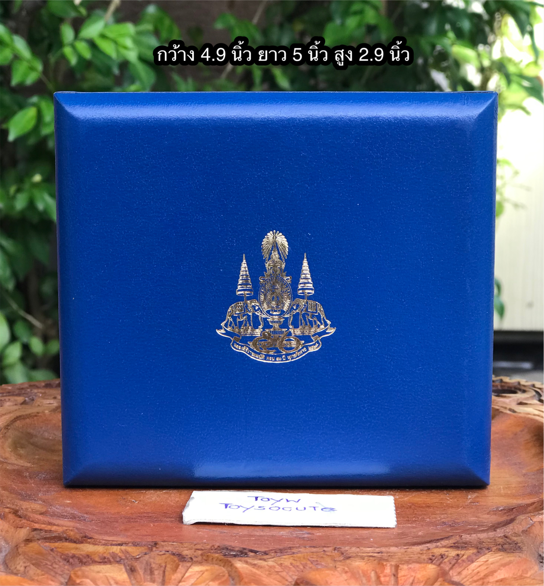 เก่าเก็บ กล่องหนังสีน้ำเงินบุกำมะหยี่ วโรกาสเฉลิมฉลองสิริราชสมบัติ 50 ปี ในหลวงรัชกาลที่ 9 เพื่อการสะสม ตั้งโชว์ตกแต่งบ้าน ขนาด 4.9 นิ้ว ยาว 5 นิ้ว สูง(หนา) 2.9 นิ้ว