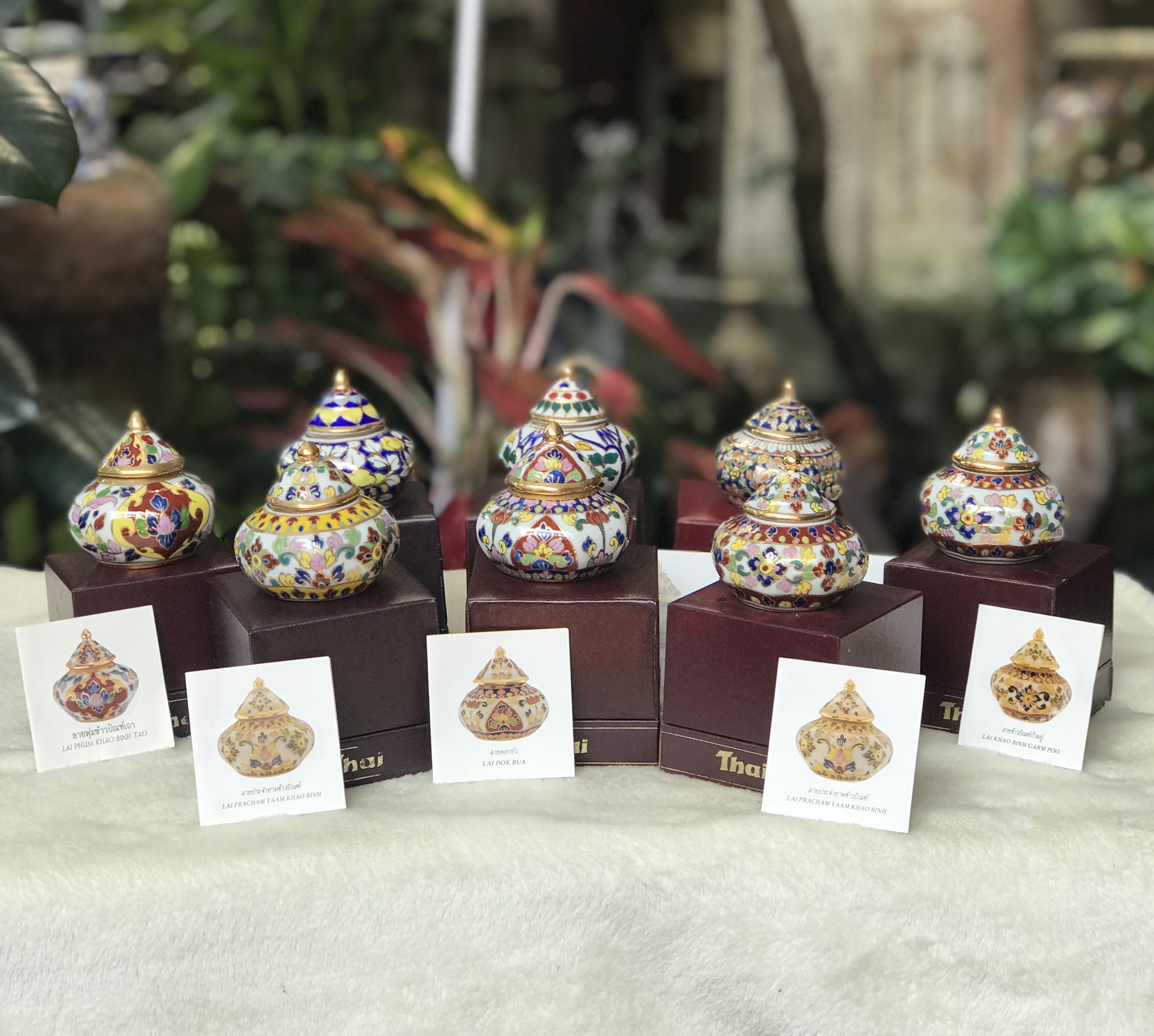 ￼เก่าเก็บ กล่องไม่สวย ของที่ระลึกการบินไทย โถแป้งเจิม โถปริก ผอบเบญจรงค์น้ำทอง Thai Benjarong Porcelain Small Ginger Jar