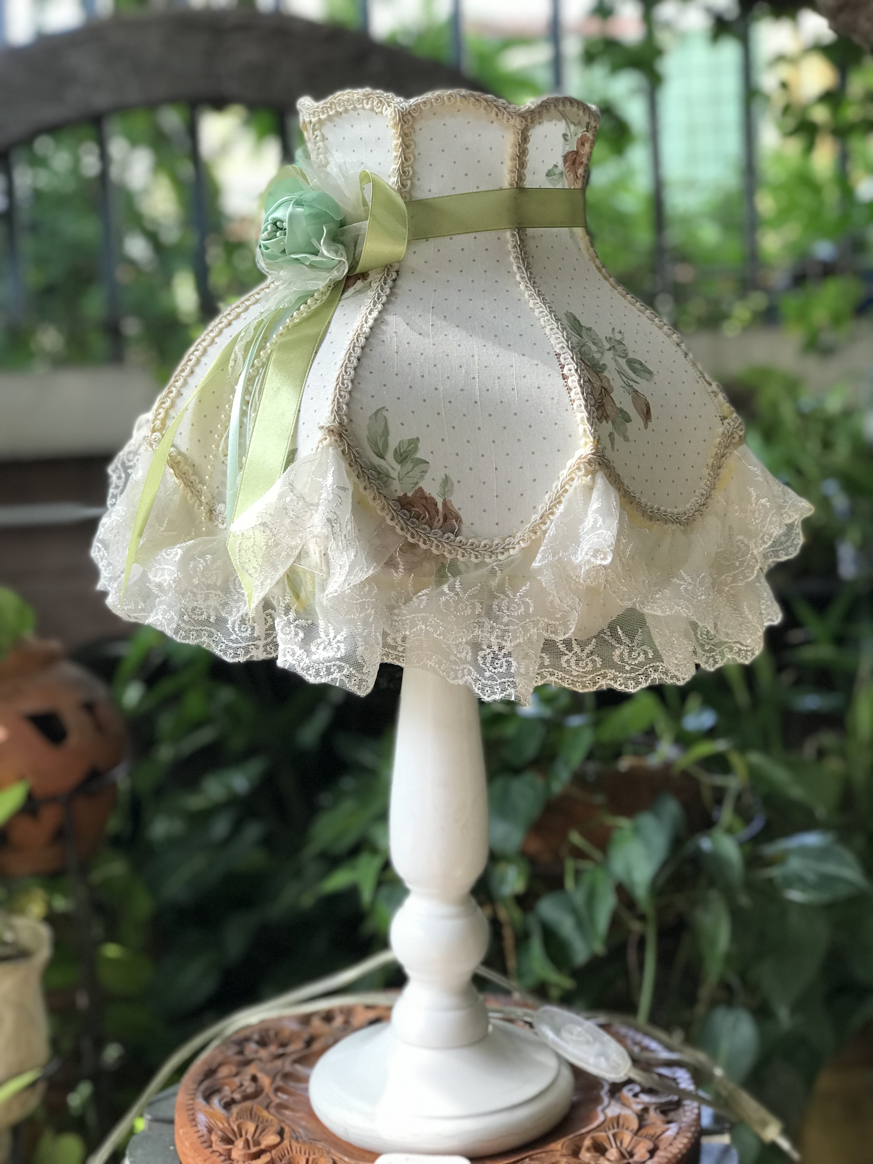 โคมไฟตั้งโต๊ะ โคมไฟข้างเตียง โคมไฟหัวเตียง ใช้งานได้ปกติ โป๊ะโคมคลุมด้วยผ้าสีขาวลายดอกประดับลูกไม้หวานๆ ฐานโคมเป็นไม้ สำหรับตกแต่งบ้าน ร้านอาหาร ร้านกาแฟ ขนาดกว้าง 13 นิ้ว สูง(รวมโป๊ะ) 24 นิ้ว