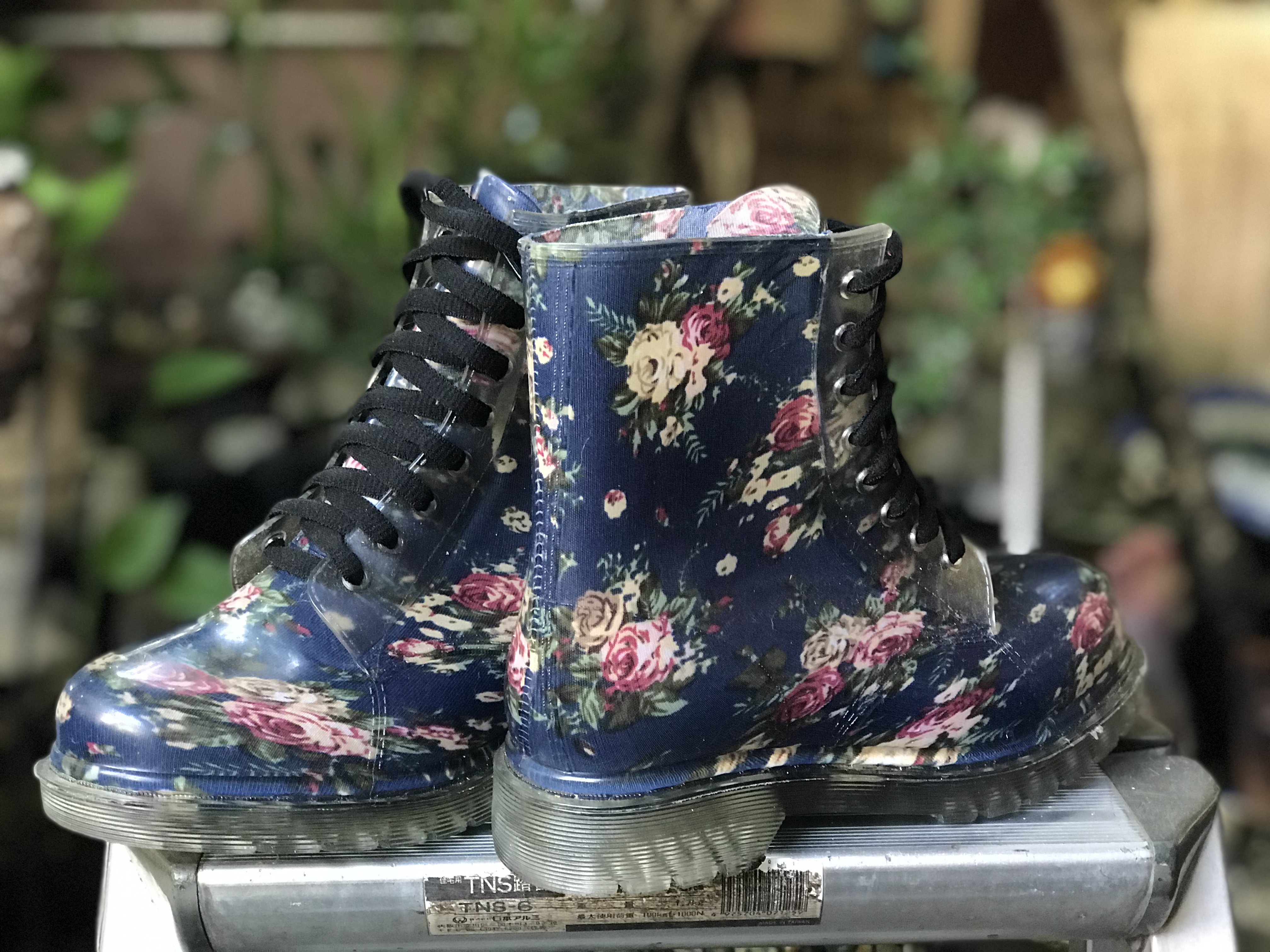 ￼สำหรับคนใส่เบอร์ 37-38 รองเท้าบูท พื้นน้ำเงินลายดอก Clear Vinyl Boots Navy Blue Floral Lace Up Water Resistant