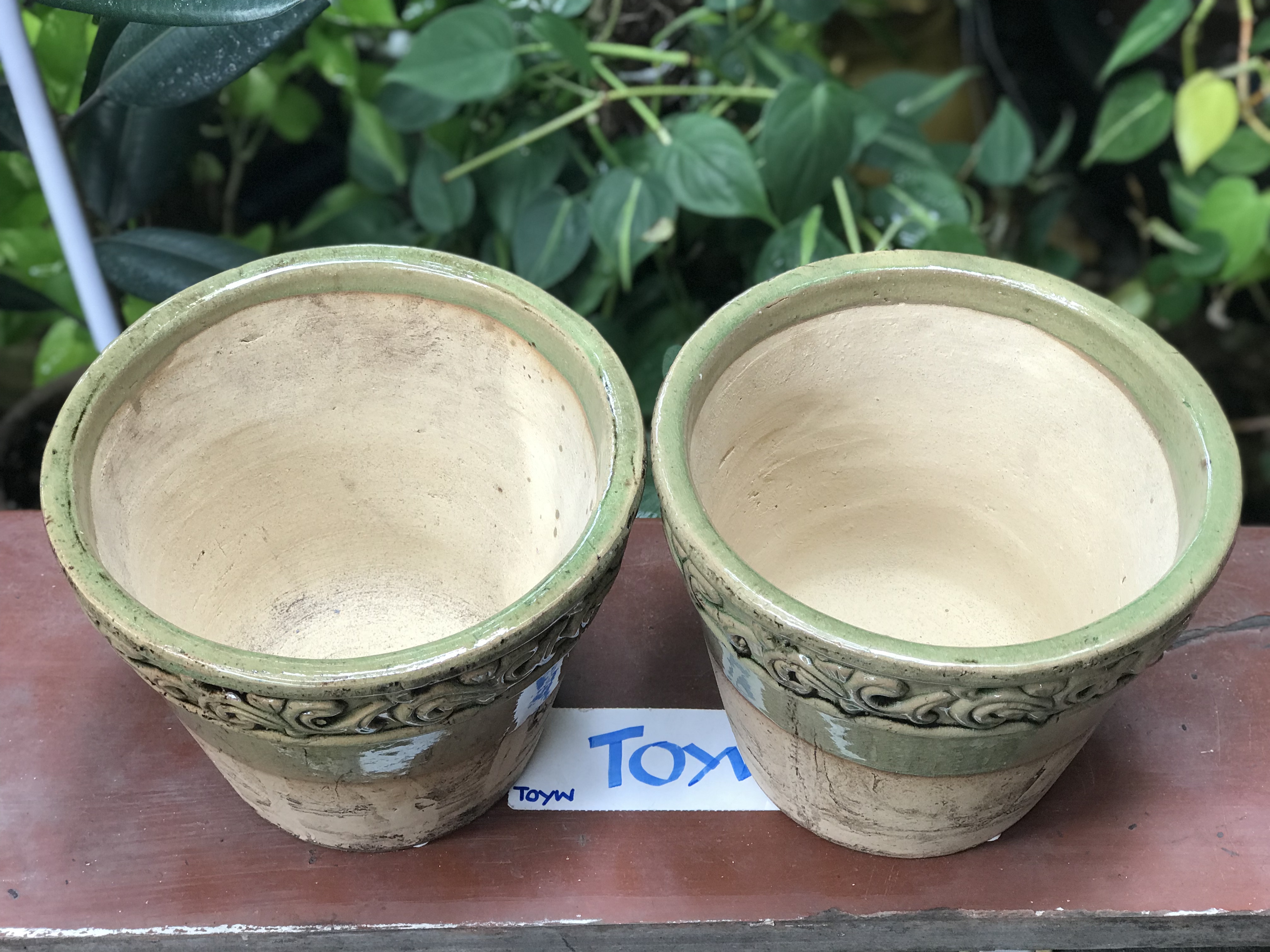 ขายคู่ ไม่รวมต้นไม้ เก็บเก่ากระถาง แจกันลายปั้นนูน น้ำเคลือบสีเขียว สวยสมบูรณ์ ไม่แตกไม่ร้าว ขนาดปากกว้าง 10 นิ้ว สูง 8 นิ้ว