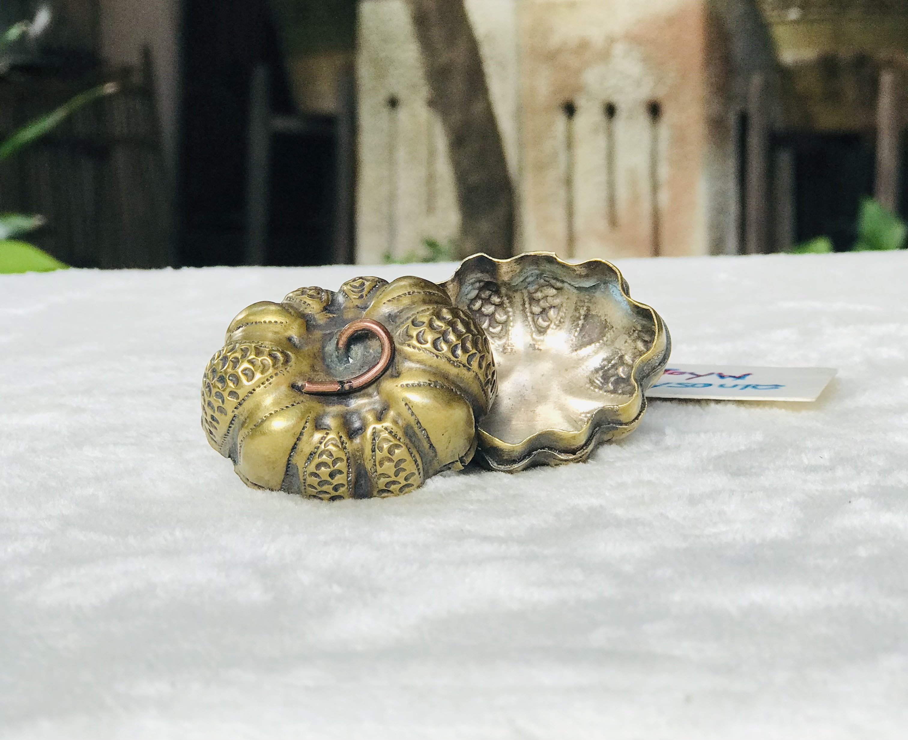 เริ่มต้น 290 บาท Antique Brass งานทองเหลืองเก่า ตลับทองเหลืองตอกลาย ตลับขี้ผึ้งทองเหลืองลายเทพพนม ทรงกลม ทรงรี ทรงลูกจันทร์ ทรงฟักทอง