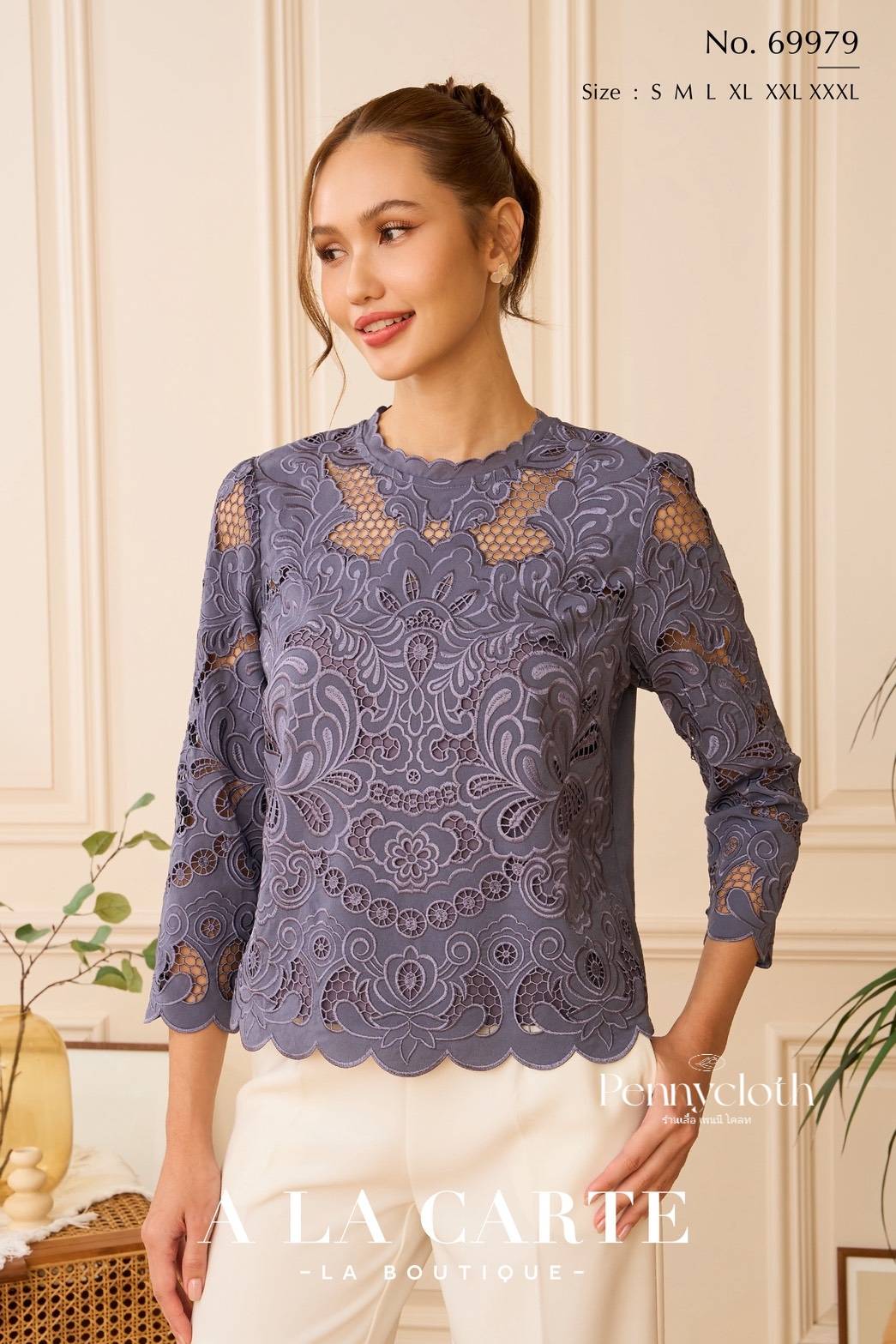 A La Carte รหัส 69979 เสื้อจอร์เจีย งานปักลูกไม้ คอกลม แขนกระบอก มีซับใน ซิปหลัง by PENNY CLOTH