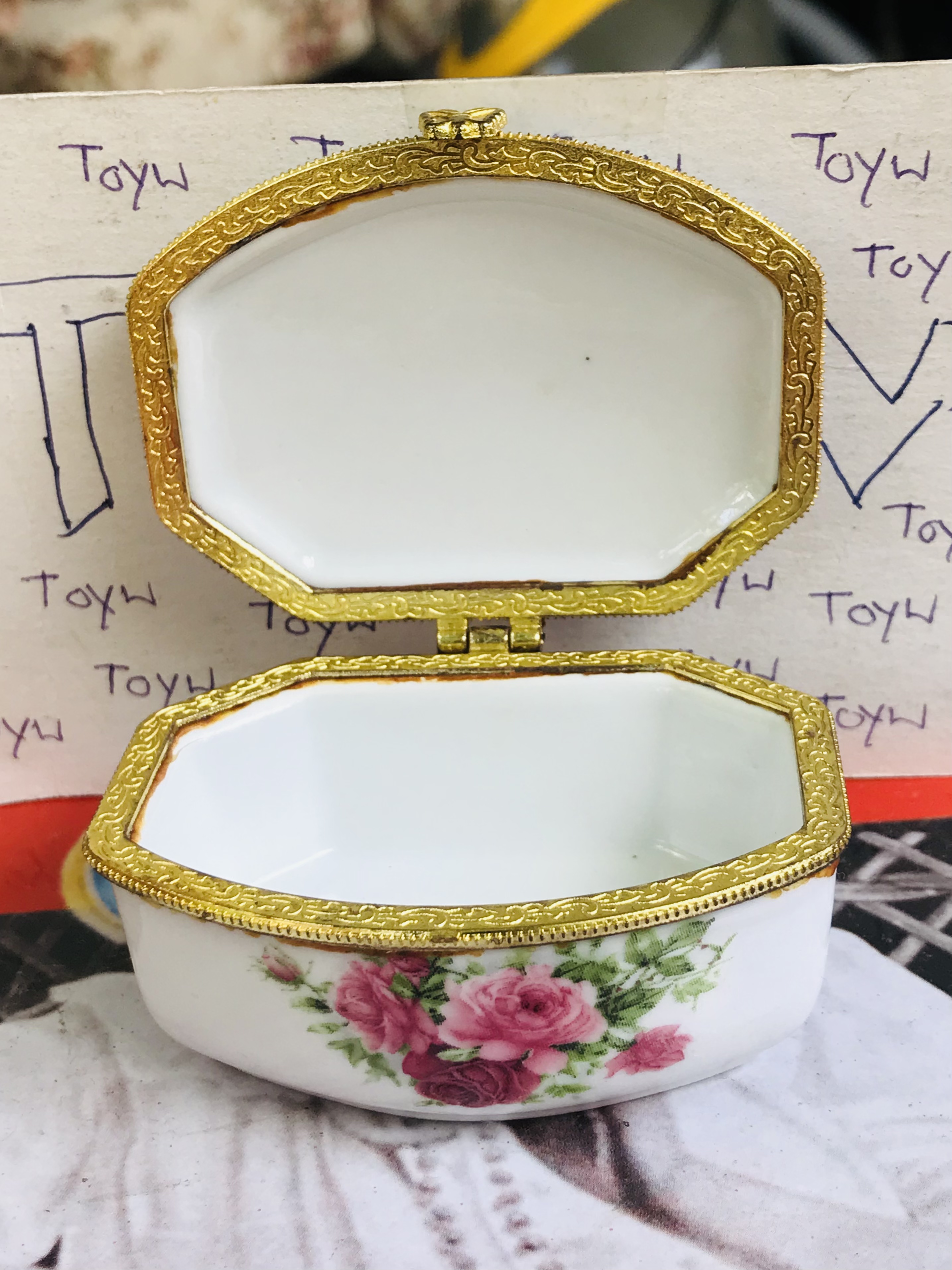 เริ่มต้น 120 บาท เก็บเก่า งานวินเทจตลับเซรามิค คละแบบคละลายคละขนาด ใส่ของใส่ยา ใ่ส่เครื่องประดับชิ้นเล็กๆ และของรักษ์อื่นๆ