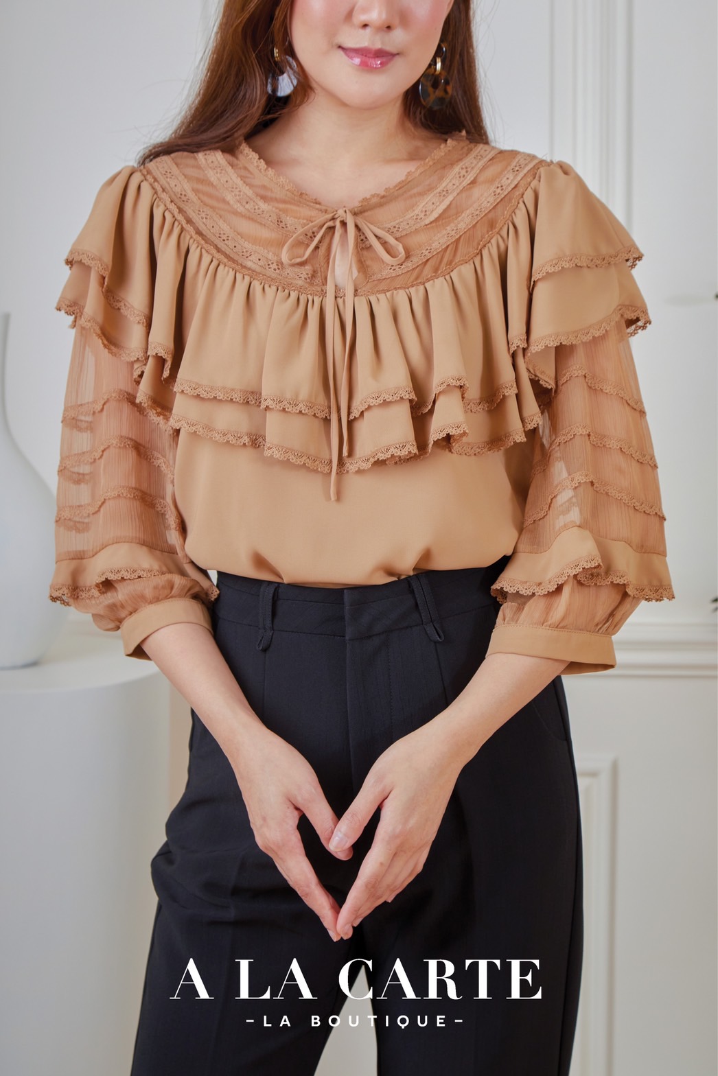 68591 A LA CARTE เสื้อผ้าจอเจียร์สีแขน 3 ส่วน เนื้อเนียนมีน้ำหนักใส่สบาย ช่วงคอตัดต่อด้วยผ้าเนื้อเยื่อไม้ เย็บกดเส้นทริมเรียง ต่อระบายผ้า 2 ชั้น ด้านหน้ามีผ่าผูกโบว์ แขนตัดต่อผ้าทรงพอง สีชมพู น้ำตาล S,L,XL ขาว M-2XL