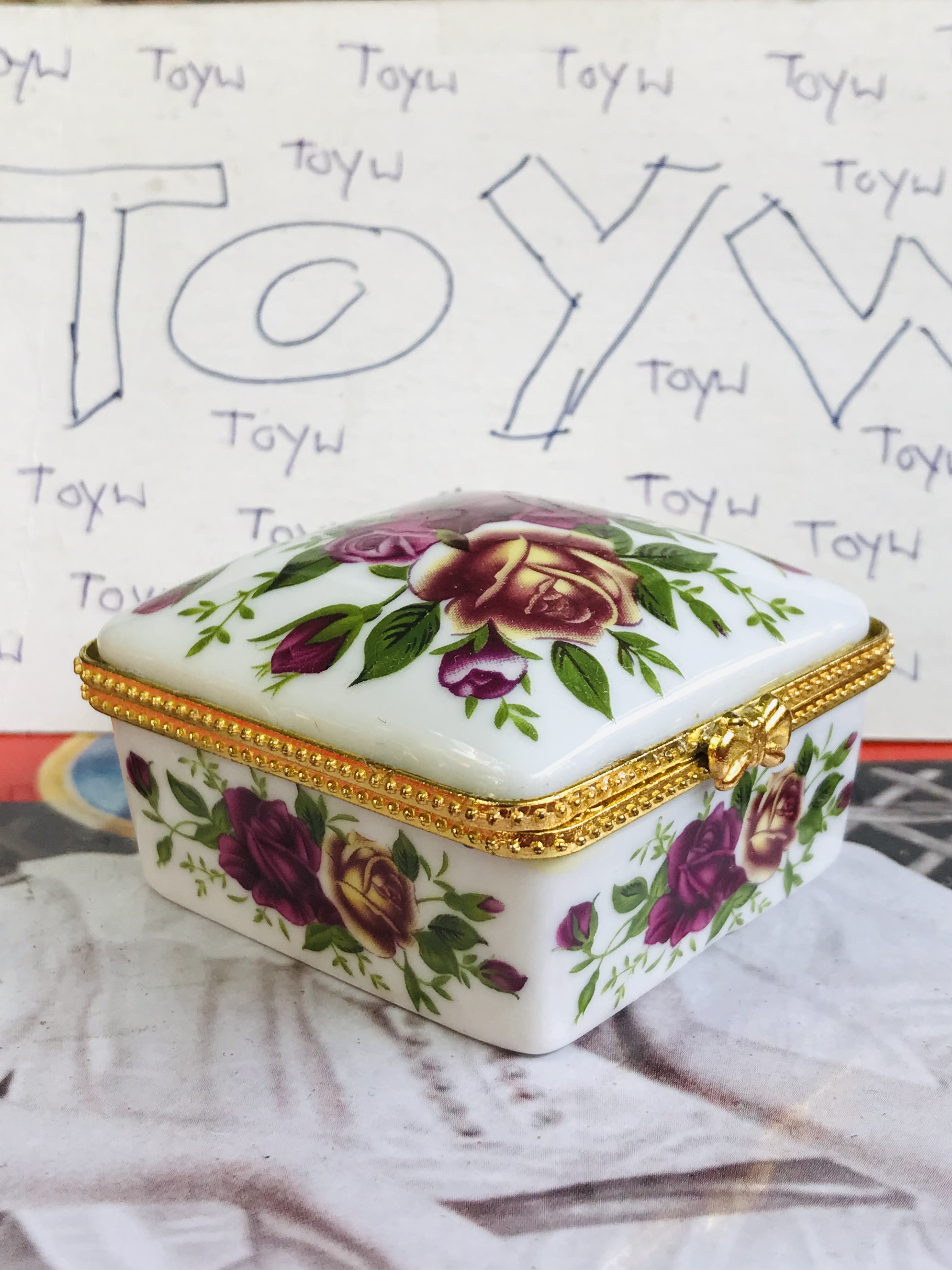 เริ่มต้น 120 บาท เก็บเก่า งานวินเทจตลับเซรามิค คละแบบคละลายคละขนาด ใส่ของใส่ยา ใ่ส่เครื่องประดับชิ้นเล็กๆ และของรักษ์อื่นๆ