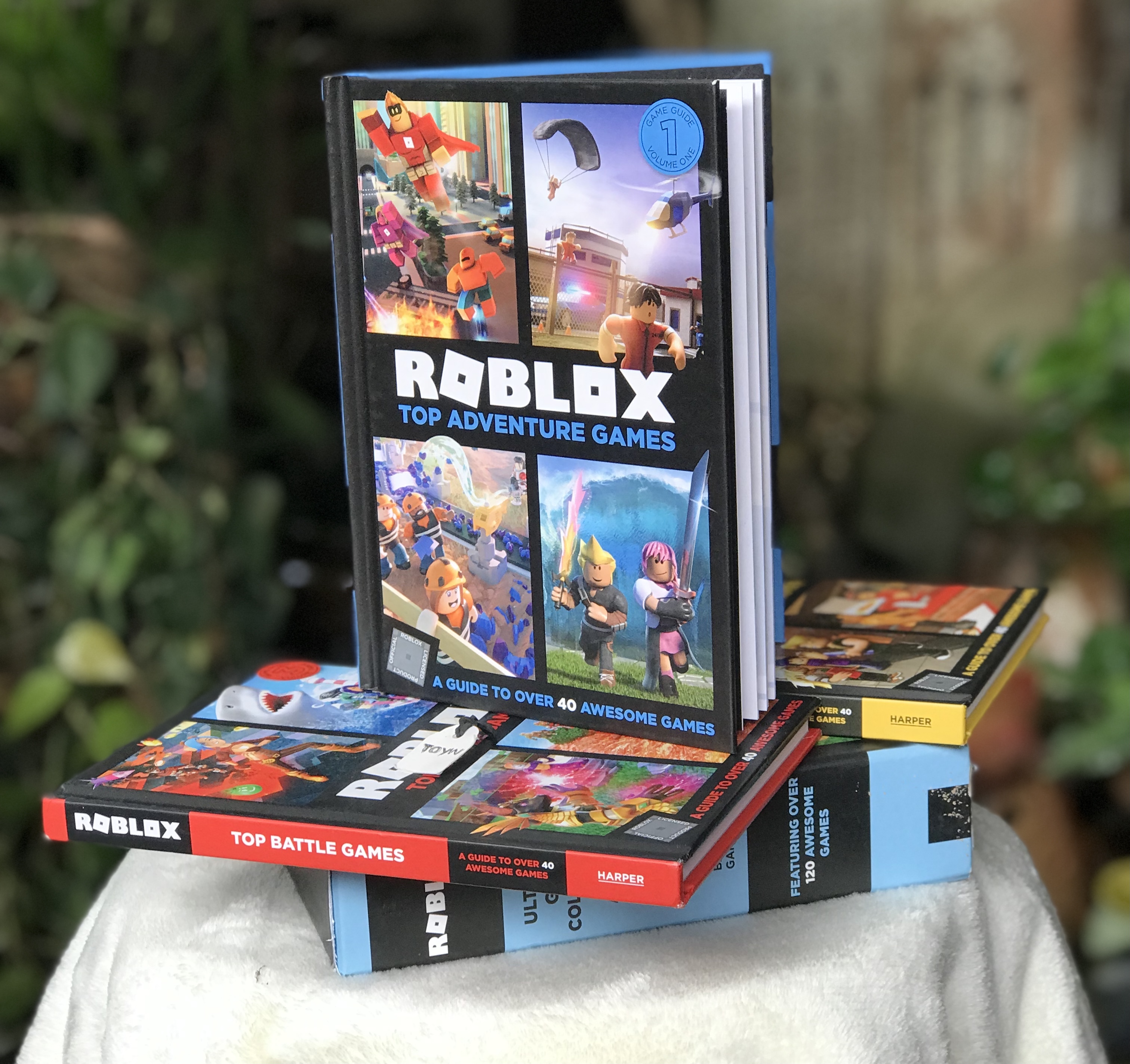 ส่งต่อ Box Set Roblox Ultimate Collector's Guide Featuring Over 120 Awesome Games