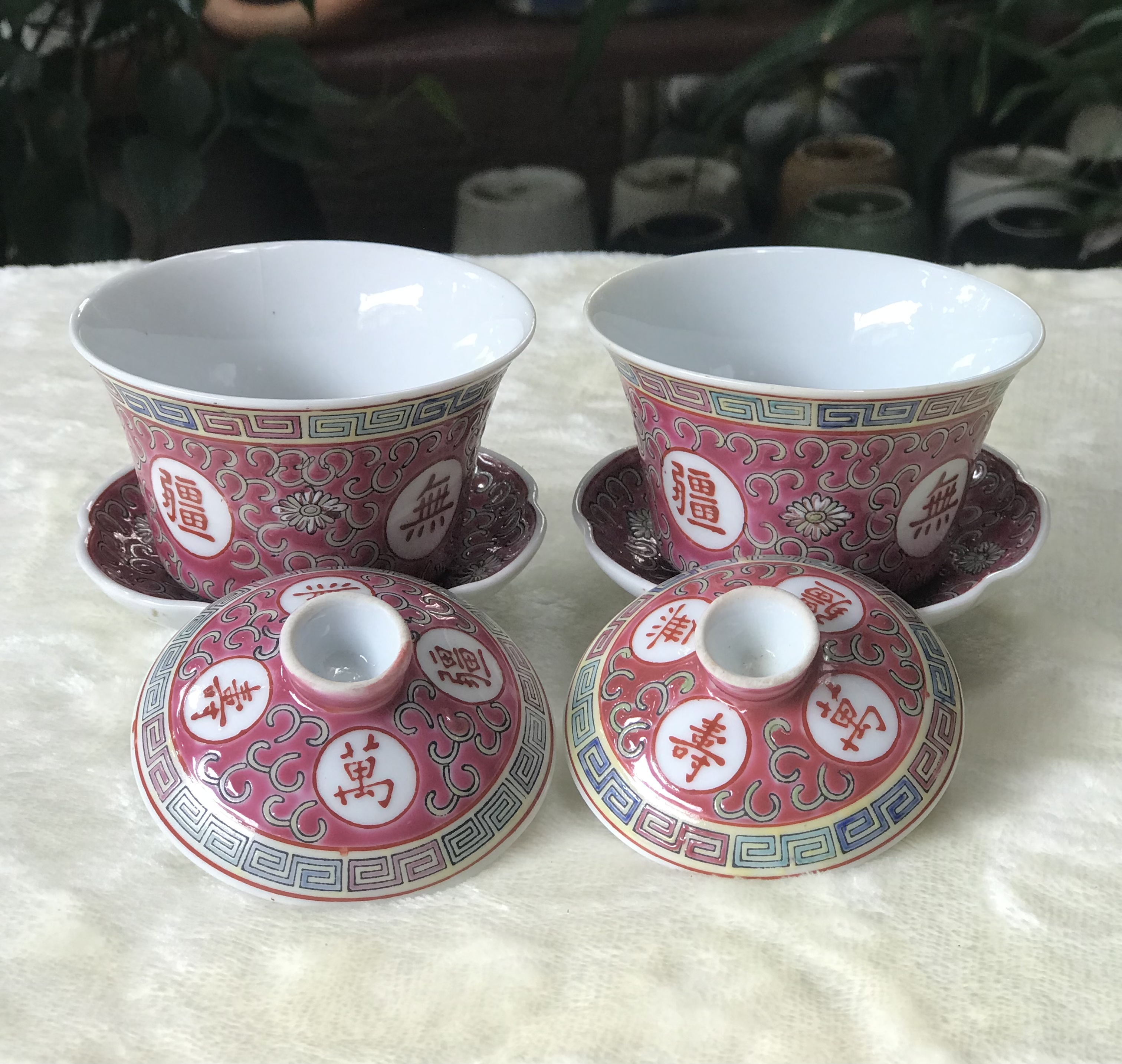 ￼Antique Chinese Benjarong 2 ชุด ถ้วยรินน้ำชาฮ่องเต้ พร้อมฝาปิดและจานรอง เนื้อกระเบื้องกังใส ลายบ่วงสิ่ว ลายนูนสีชมพู