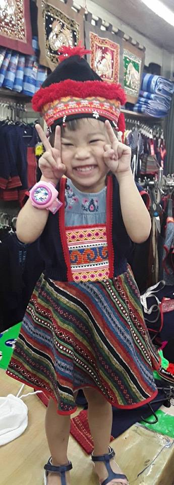 เสื้อผ้าชาวเขาเด็ก สีสันสดใส