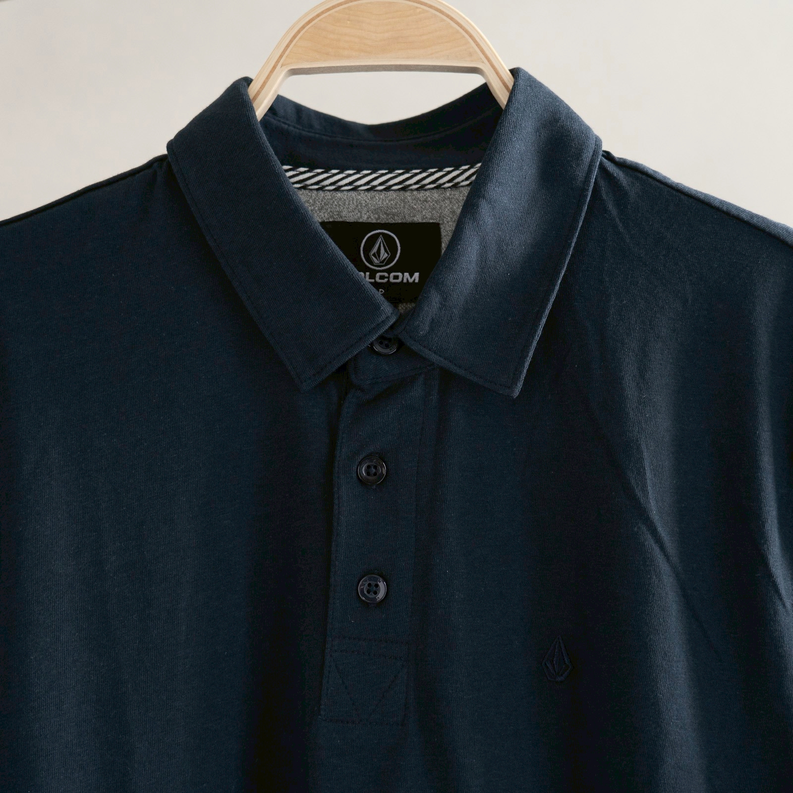 เสื้อโปโล Volcom Wowzer Polo (โปรสุดคุ้ม! ซื้อ 3 ตัวขึ้นไป เหลือตัวละ 490 บาท ทักไลน์ @pond-shop)