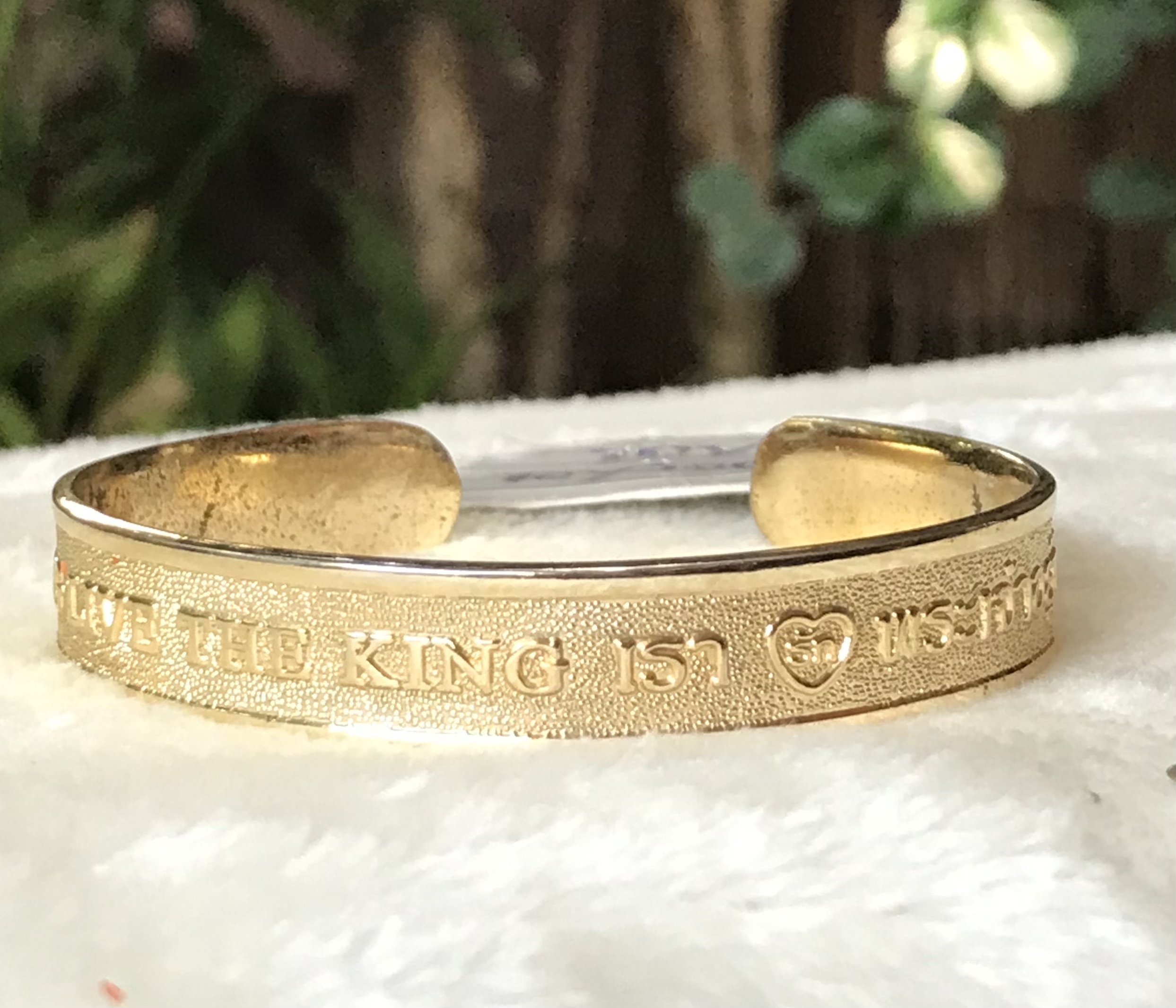 ￼กำไลข้อมือหุ้มทองพ่นทราย"LONG LIVE THE KING เรารักพระเจ้าอยู่หัว" ที่ระลึกฉลองสิริราชสมบัติครบ 60 ปี ในหลวง รัชกาลที่ 9