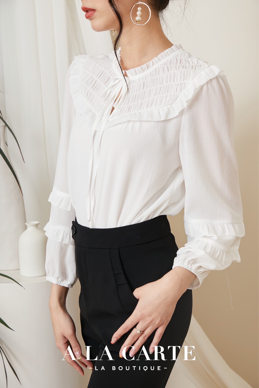 68986 A La Carte เสื้อชีฟองสีพื้นเนื้อเยื่อไม้เท็กเจอร์จุดในตัว สม็อกช่วงอกหน้าหลัง ทรงคอกลมผ่าวีผูกโบว์ปรับผูกเองได้ ทรงแขนยาว ตัดต่อระบาย 2 ชั้นใส่ยางยืดที่ขอบแขน สีขาว M,L,2XL เขียว L กรม S,M,XL