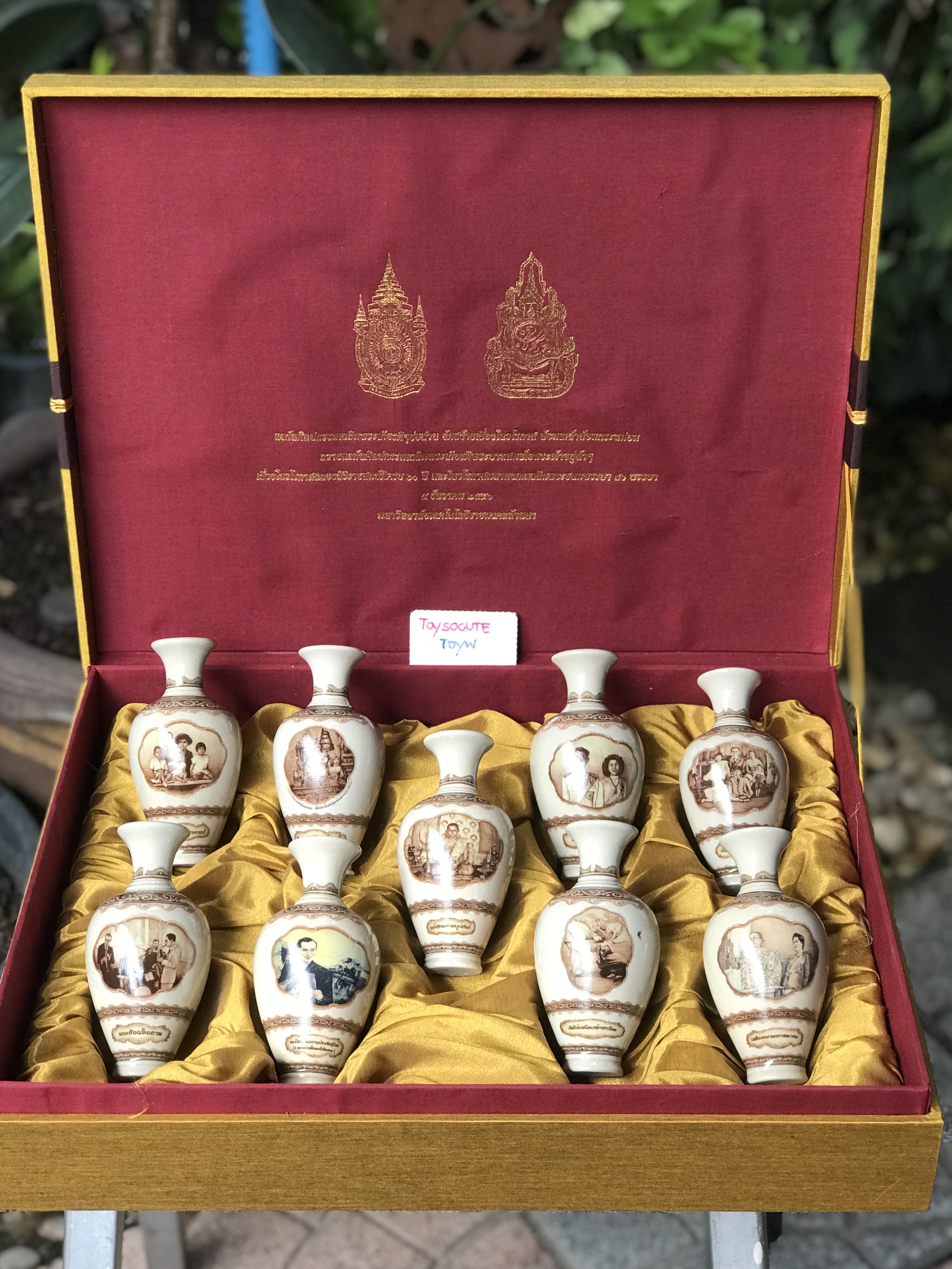 แจกันศิลปกรรมเฉลิมพระเกียรติฯ ในหลวง รัชกาลที่ 9 ชุด 9 ใบ บรรจุกล่องผ้าไหม เป็นของขวัญ ของที่ระลึกที่ทรงคุณค่า