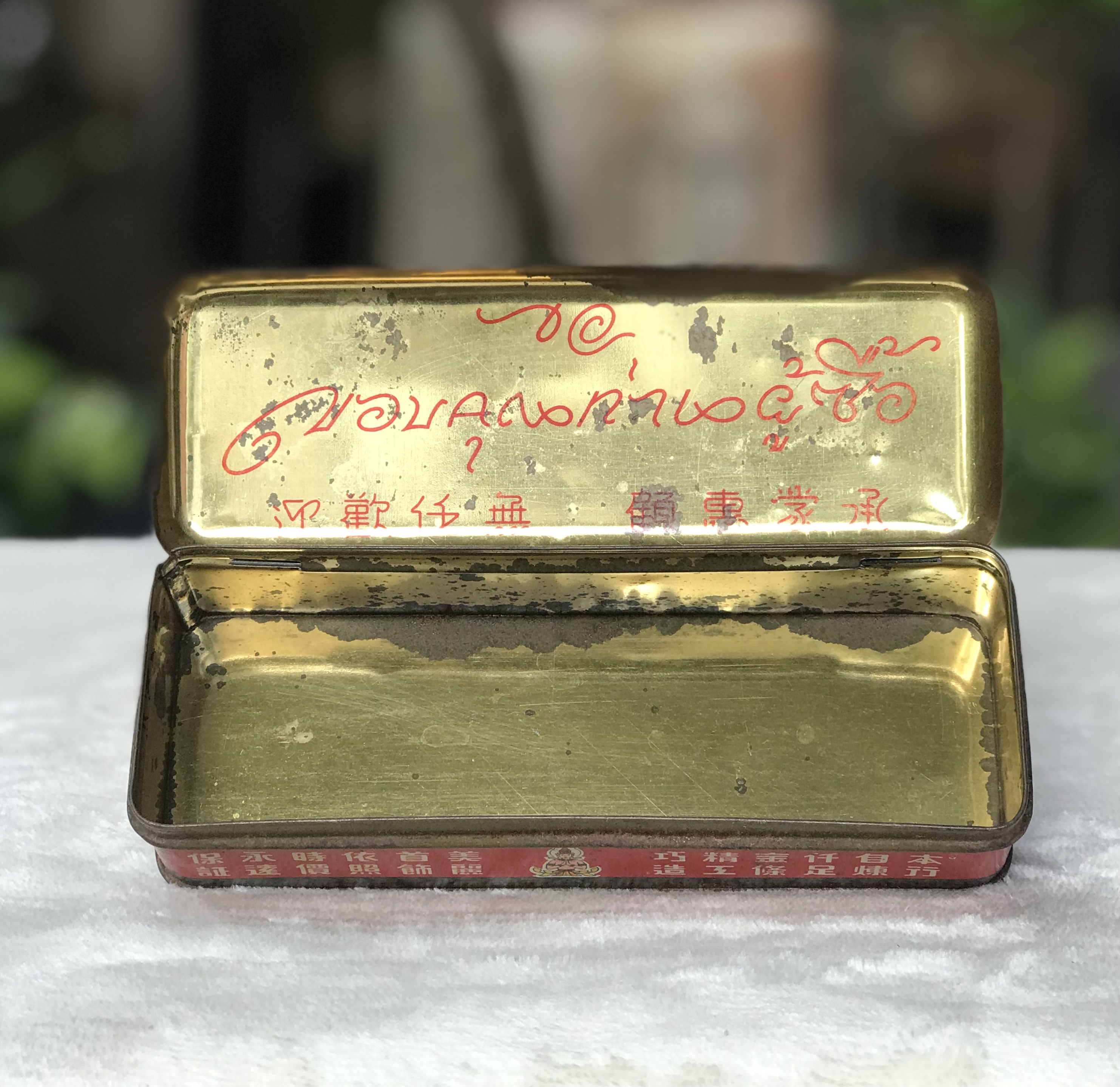 กล่องสังกะสีใส่ทอง ใส่เครื่องประดับ สมัยพระนคร ห้างค้าทองฮั่วเซ่งเฮง ขนาดกว้าง 2 นิ้ว ยาว 6 นิ้ว สูง 1.5 นิ้ว