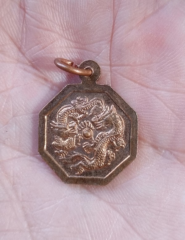 หลวงพ่อทอง วัดเขาตะเครา หลังมังกรคู่ เพชรบุรี