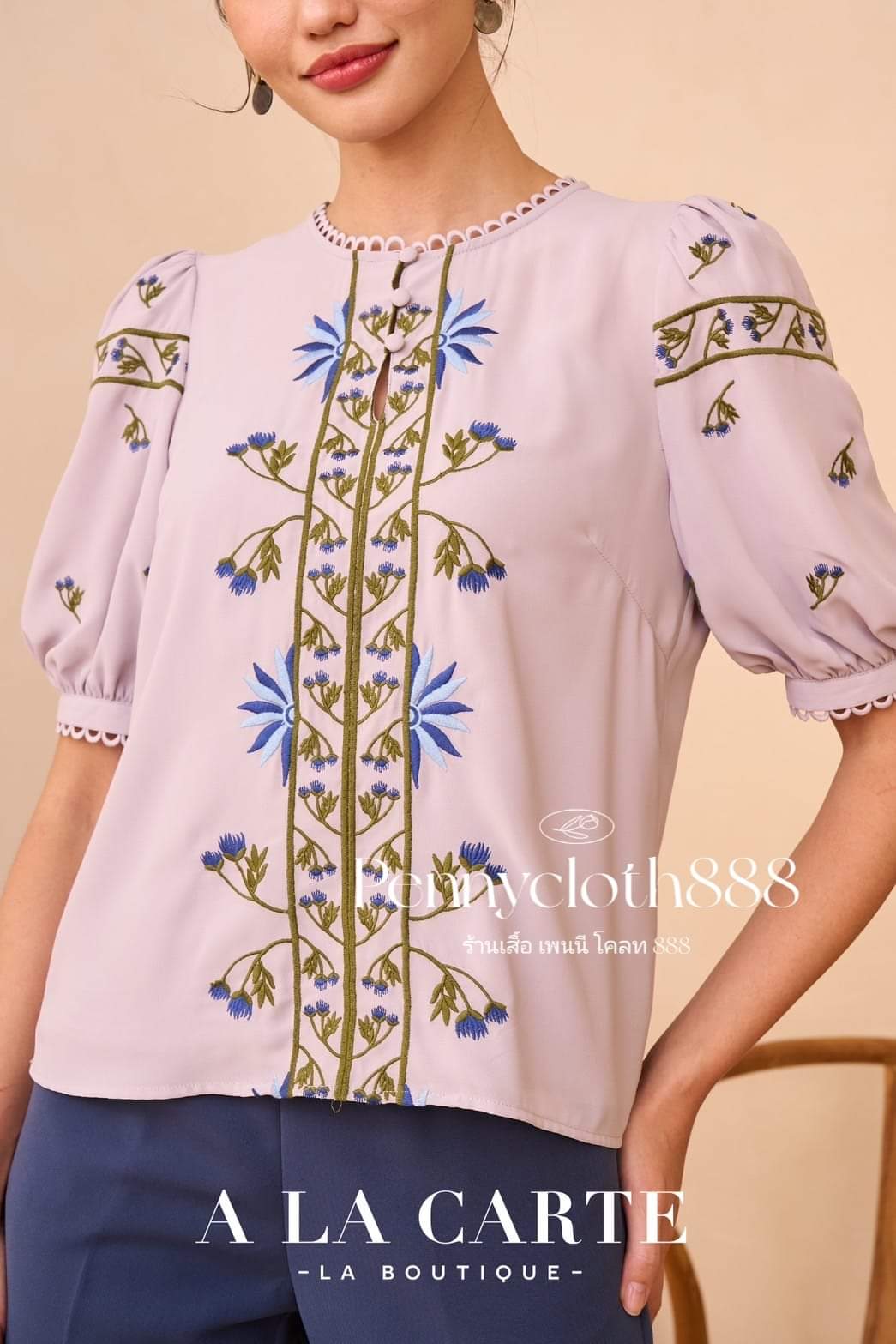 69648 เสื้อ Alacarte ชีฟองแขนสั้น คอกลมแต่งทริม งานปัก placement มีซับใน สวยหรู