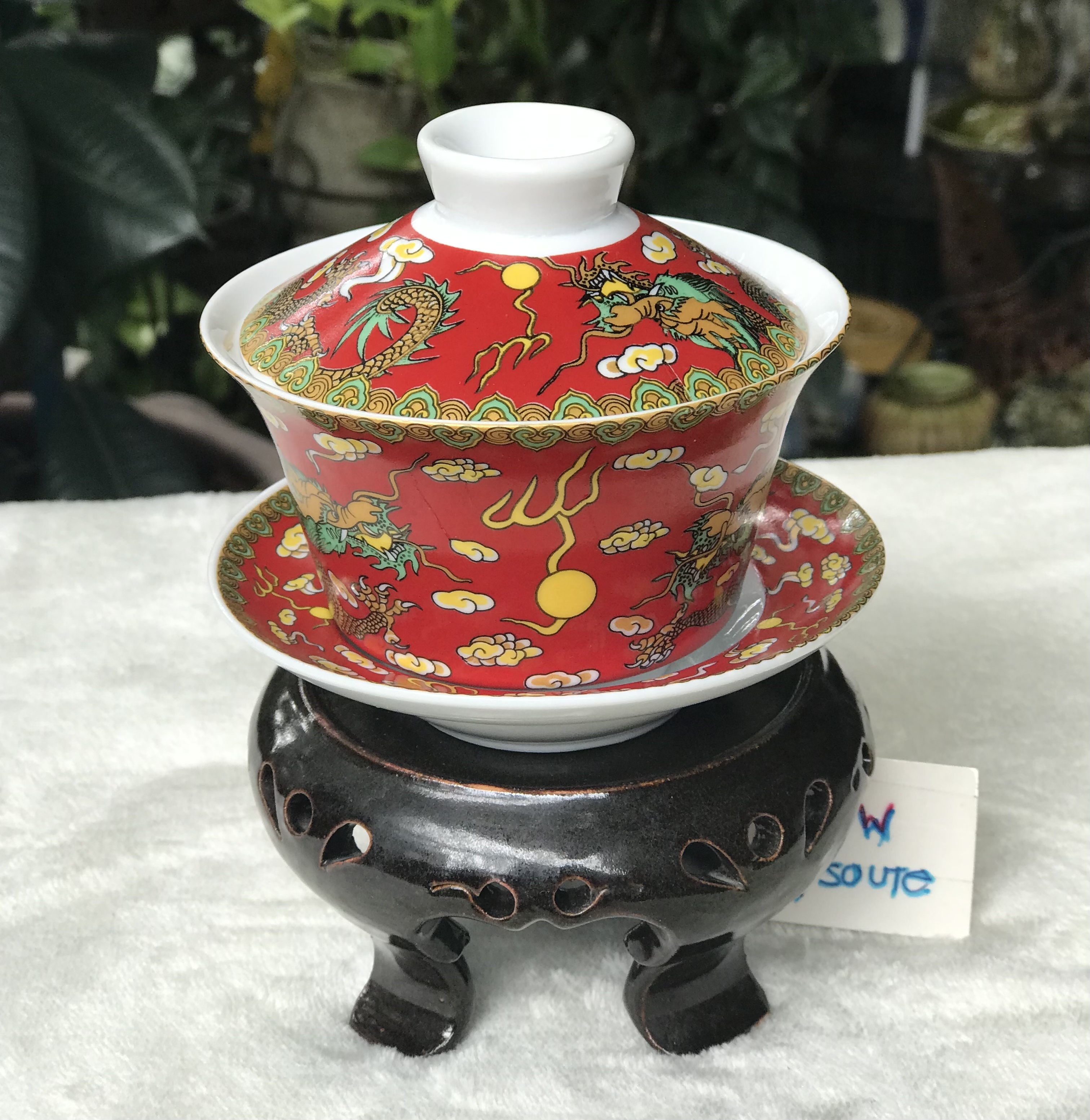 ถ้วยรินน้ำชาฮ่องเต้ เนื้อกังใส ลวดลายมังกรพื้นสีแดง พร้อมจานรองป้องกันความร้อน และฝาปิดเพื่อรักษาอุณหภูมิความร้อน