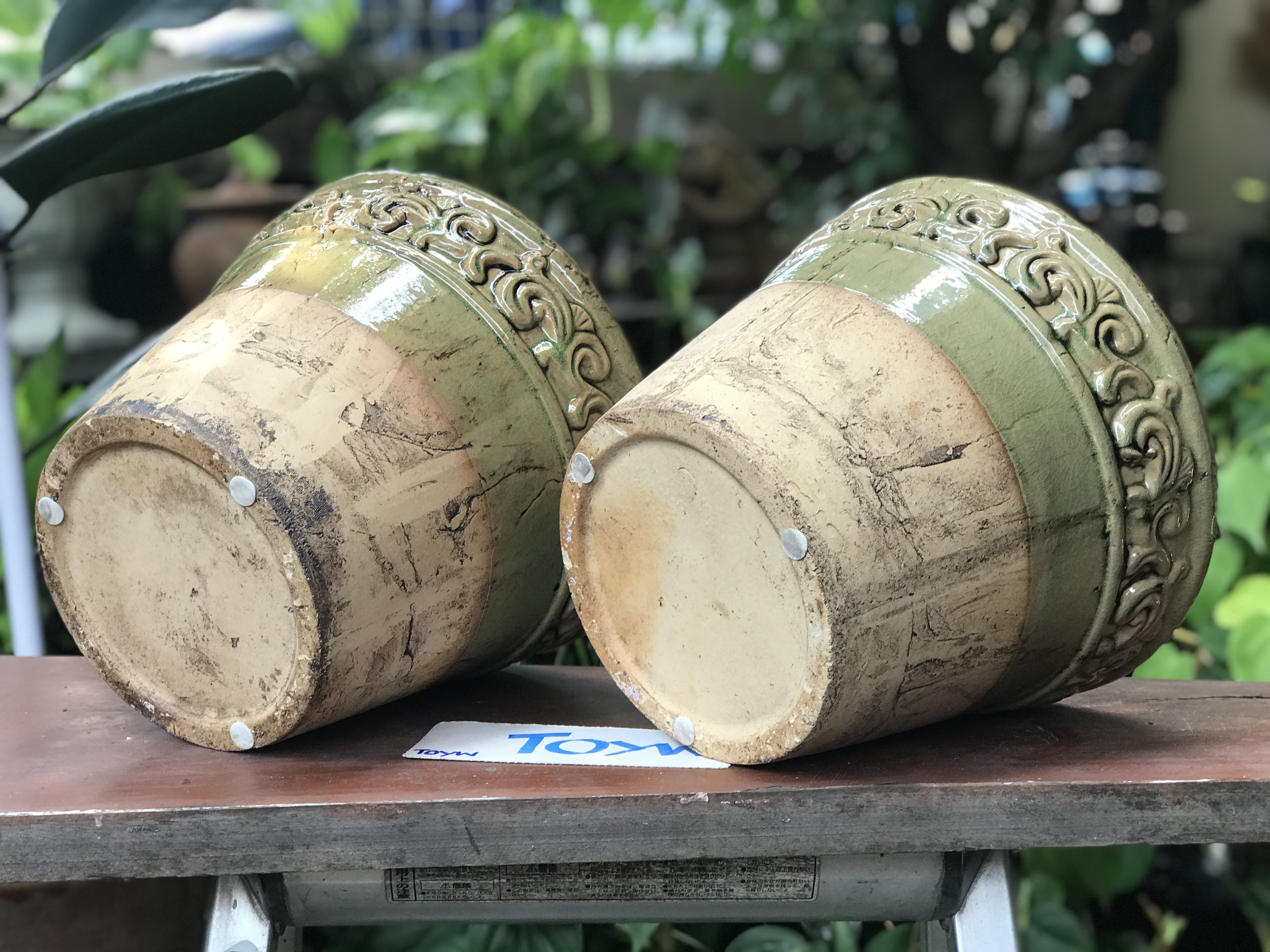 ขายคู่ ไม่รวมต้นไม้ เก็บเก่ากระถาง แจกันลายปั้นนูน น้ำเคลือบสีเขียว สวยสมบูรณ์ ไม่แตกไม่ร้าว ขนาดปากกว้าง 10 นิ้ว สูง 8 นิ้ว